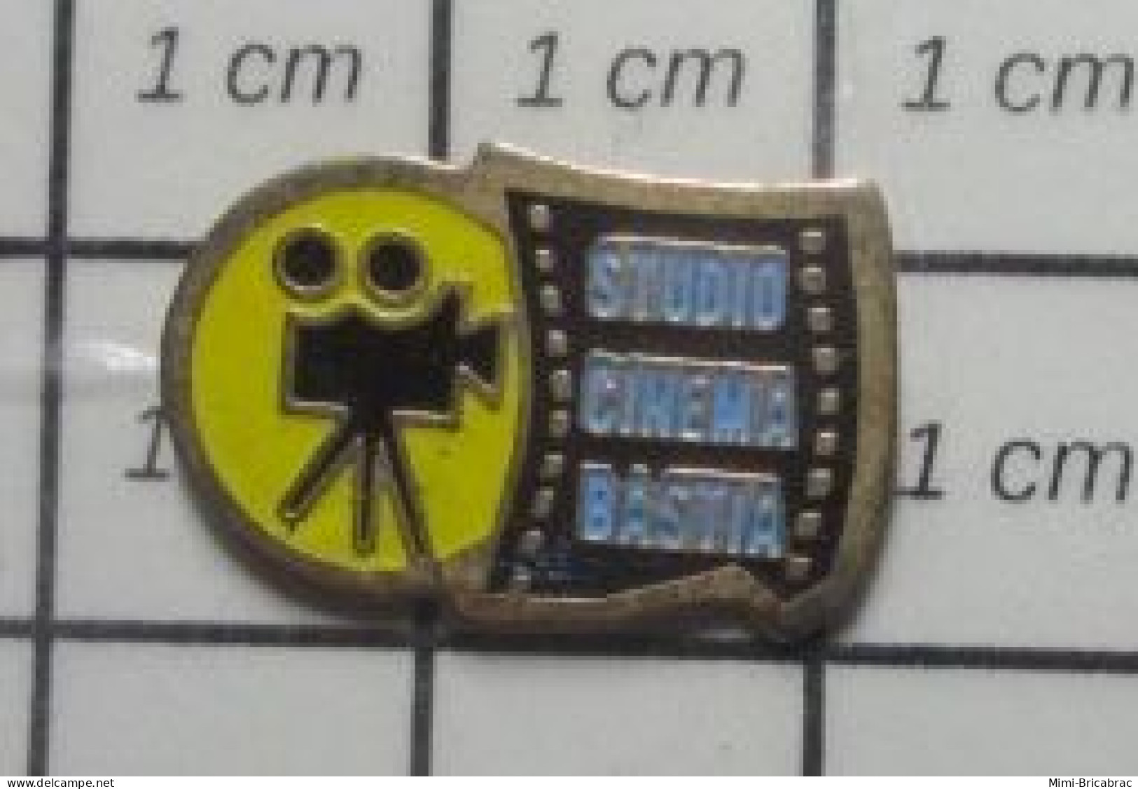 615D Pin's Pins / Beau Et Rare / CINEMA / CORSE PELLICULE CAMERA STUDIO CINEMA BASTIA - Kino