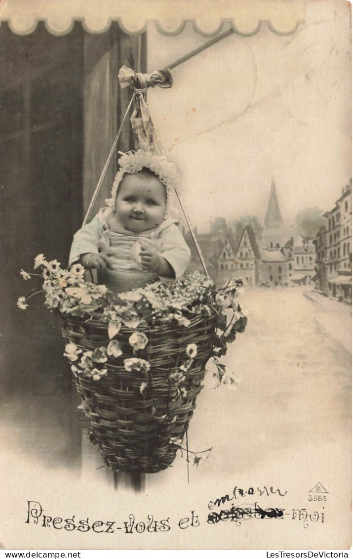FANTAISIE - Bébé - Pressez Vous - Bébé Dans Un Panier - Carte Postale Ancienne - Bébés