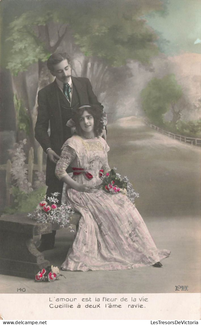 COUPLE - L'amour Est La Fleur De Vie - Un Homme Debout Derrière Une Femme Assise - Banc - Carte Postale Ancienne - Paare