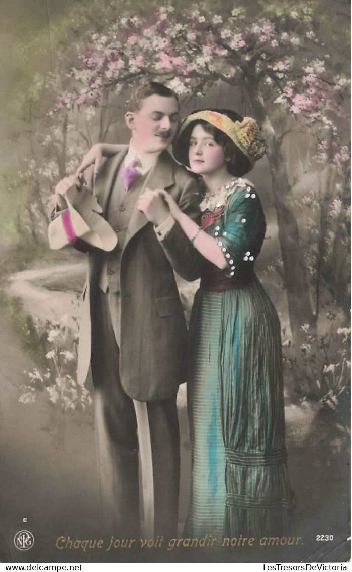 COUPLE - Chaque Jour Voit Grandir Notre Amour - Femme Appuyée Sur L'épaule De Son Mari - Carte Postale Ancienne - Paare