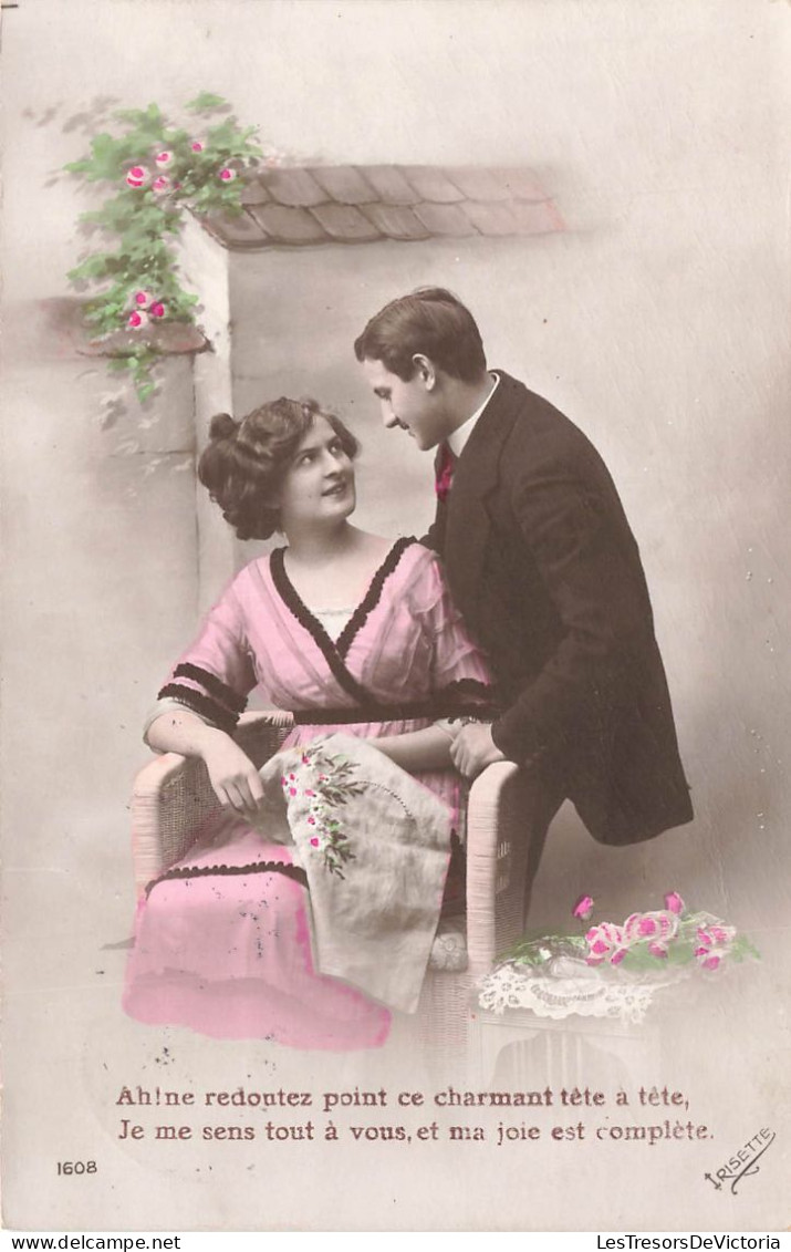 COUPLE - Ah ! Ne Redoutez Point Ce Charmant Tête à Tête - Femme Brodant - Homme Penché Sur Elle - Carte Postale Ancienne - Paare