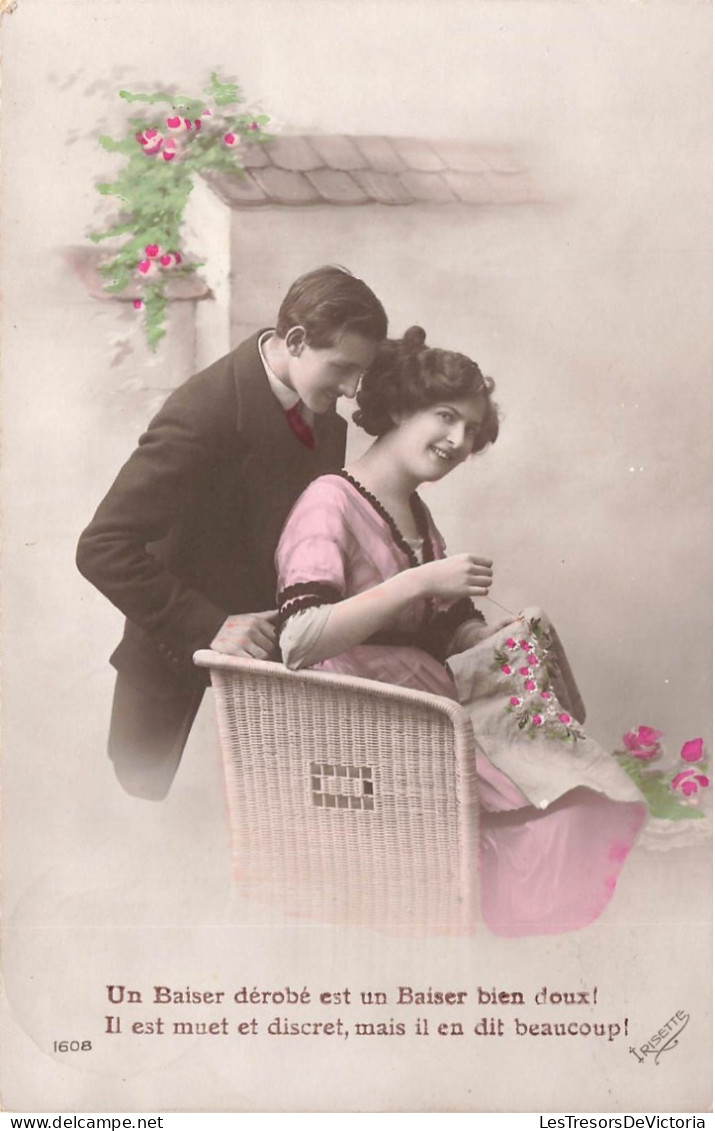 COUPLE - Un Baiser Dérobé Est Un Baiser Bien Doux - Femme Brodant - Homme Embrassant Son Cou - Carte Postale Ancienne - Paare