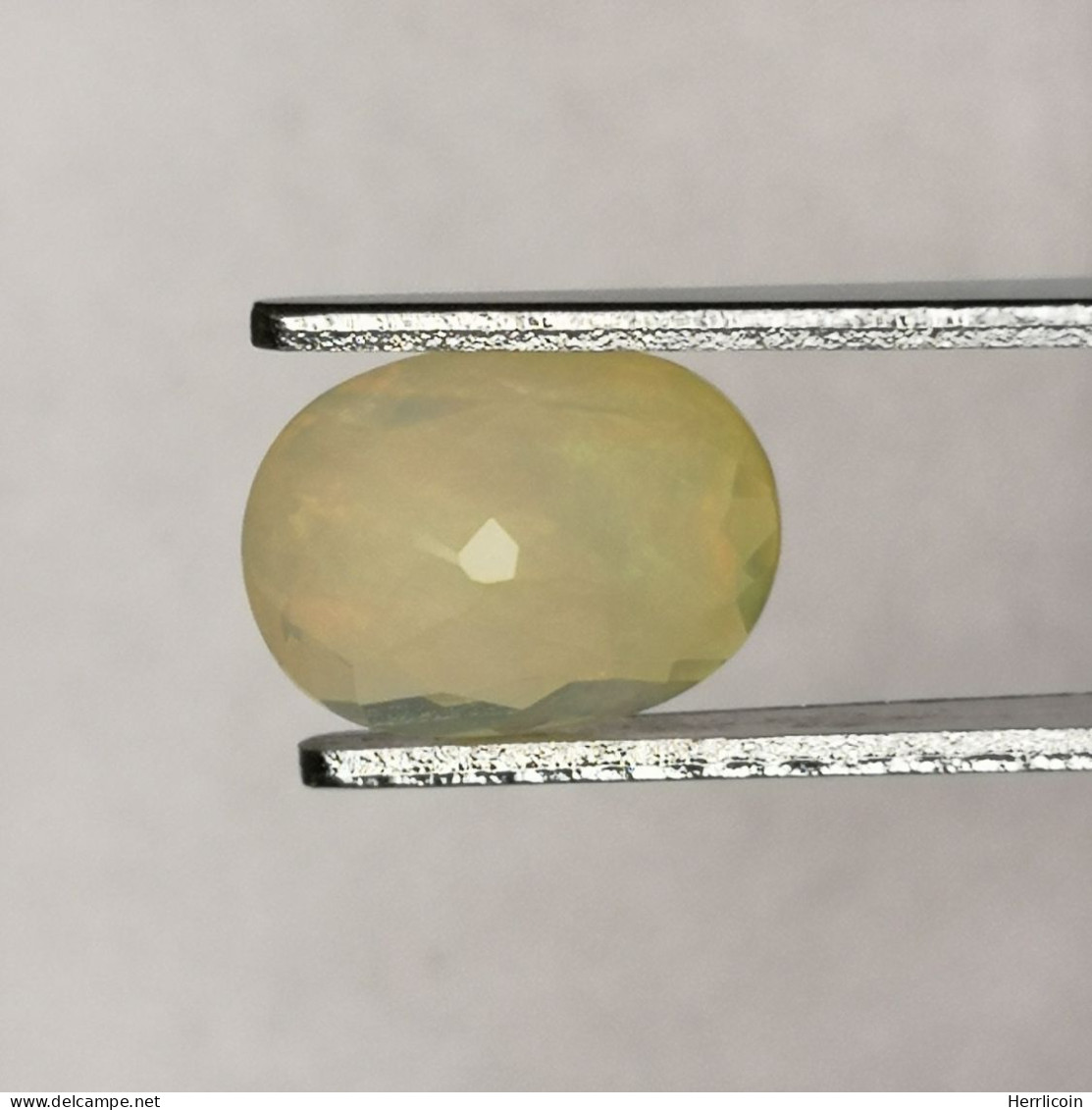 Opale Précieuse naturelle d'Ethiopie - ovale 1.02 Carat - 8.4 x 6.3 x 4.3 mm