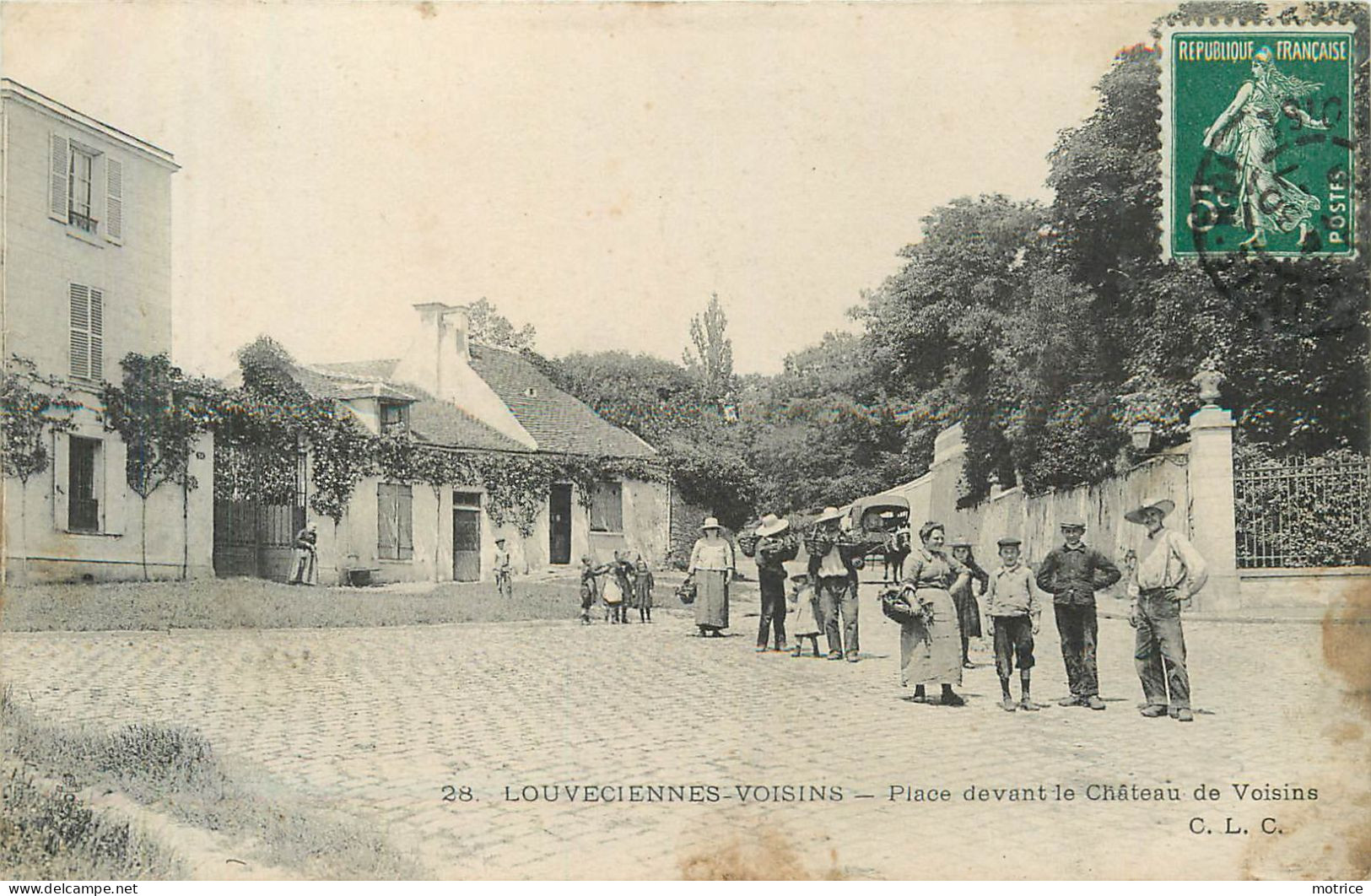 LOUVECIENNES - Place Devant Le Château De Voisins. - Louveciennes