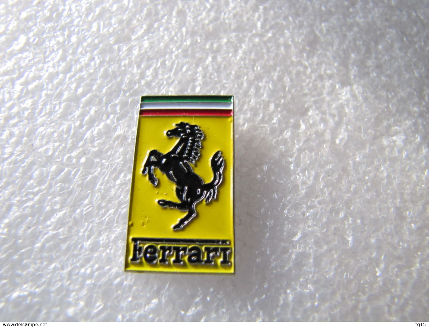 PIN'S    LOGO  FERRARI      25X14 Mm - Ferrari