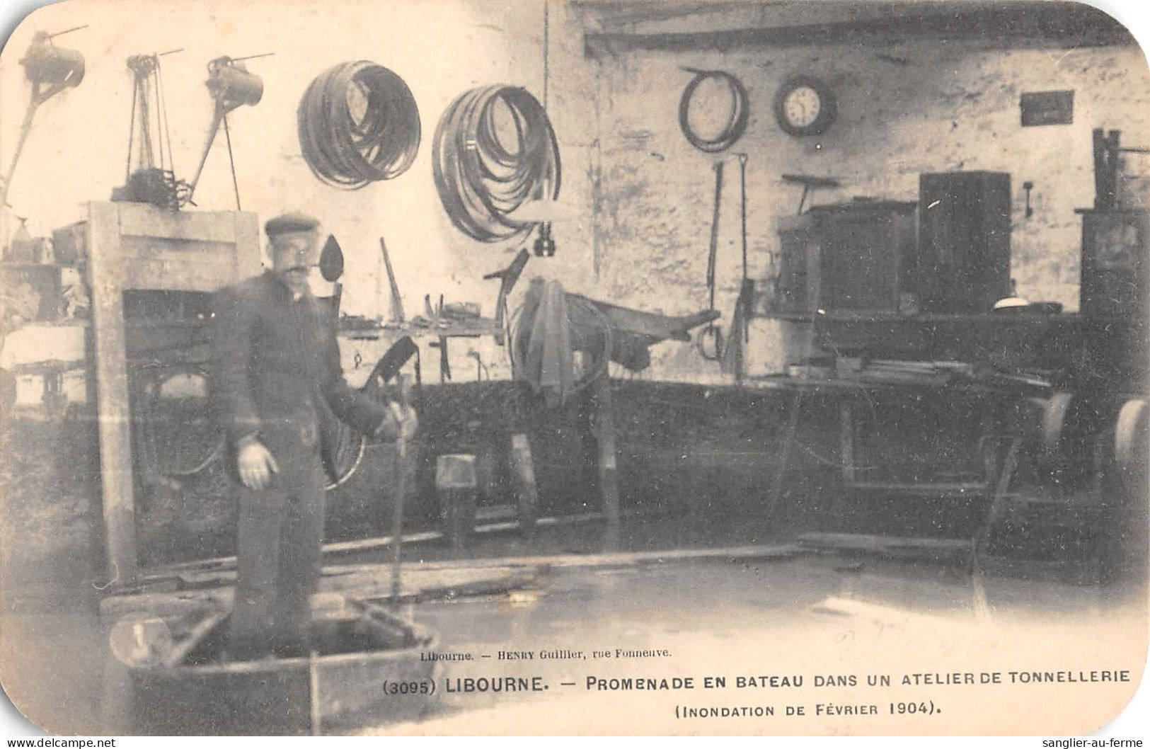 CPA 33 LIBOURNE / PROMENADE EN BATEAU DANS UN ATELIER DE TONNELLERIE / INONDATION DE FEVRIER 1904 - Libourne