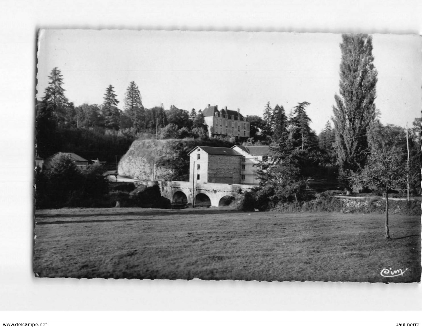 CHARROUX : Le Pont, Les Restes Du Vieux Château Et Le Nouveau Château De Rochemeau - Très Bon état - Charroux