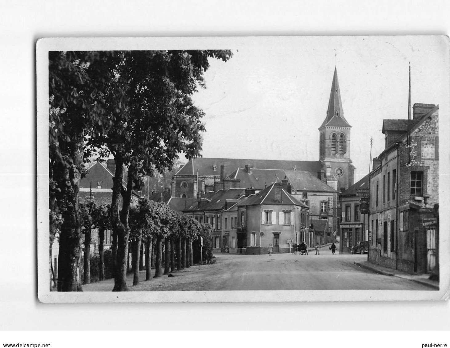 MOULINS LA MARCHE : Place Du Monument - état - Moulins La Marche