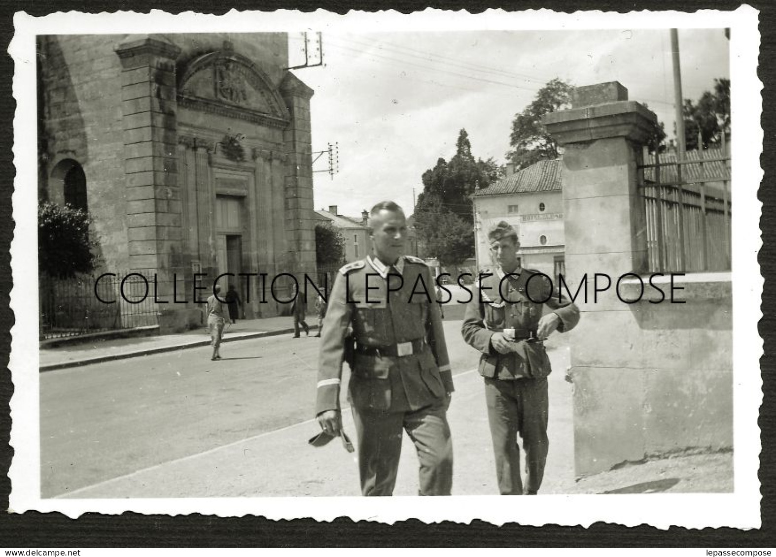 DOULAINCOURT - OFFICIER ALLEMAND ET SOLDAT - EGLISE - HOTEL DE PARIS - MAIRIE - VERS 1940 - Doulaincourt