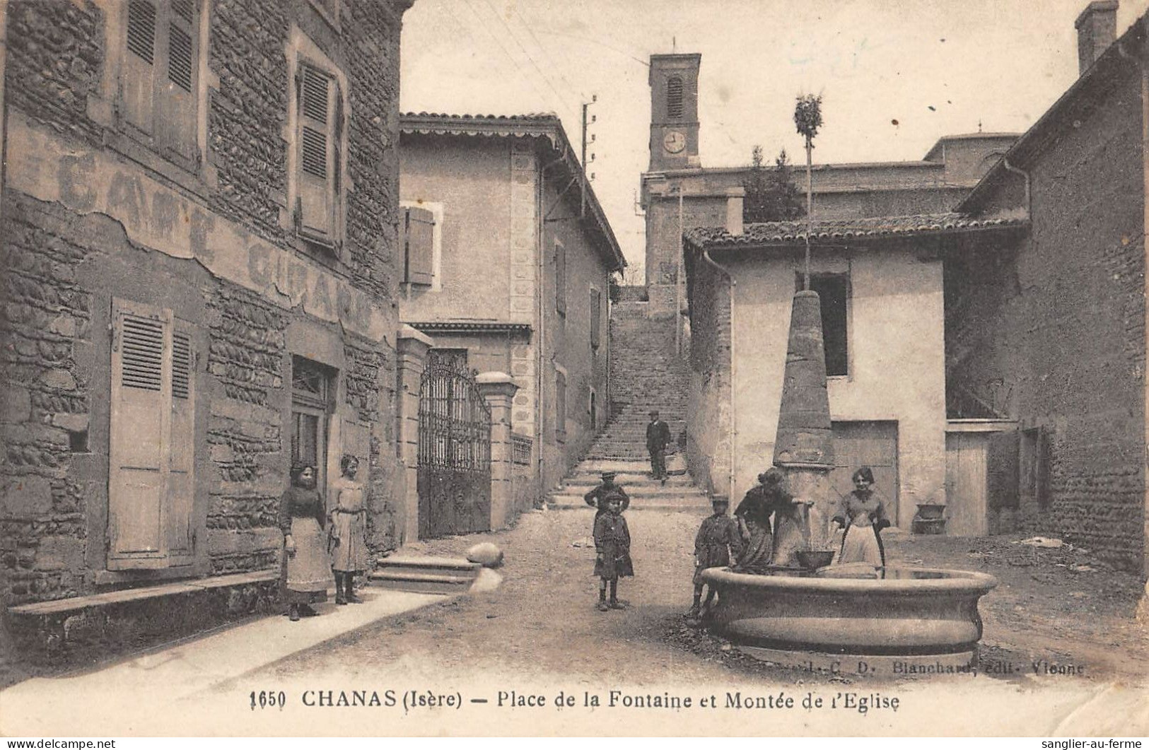 CPA 38 CHANAS / PLACE DE LA FONTAINE ET MONTEE DE L'EGLISE - Chanas