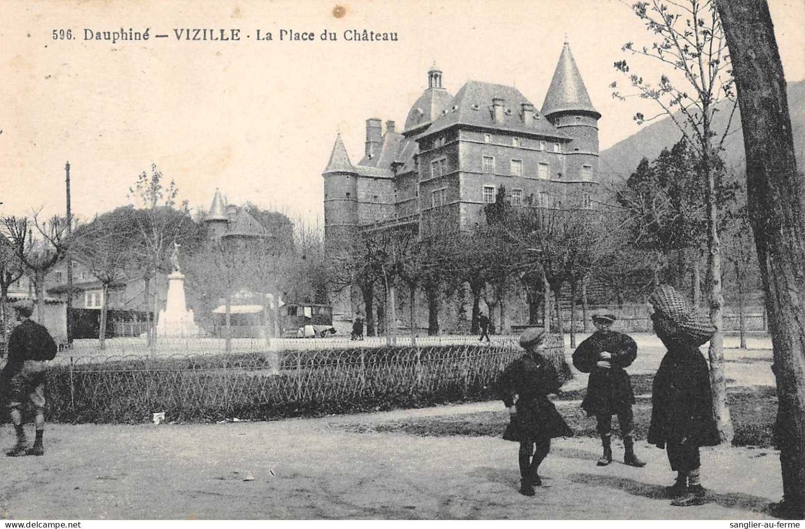 CPA 38 VIZILLE / PLACE DU CHATEAU - Vizille