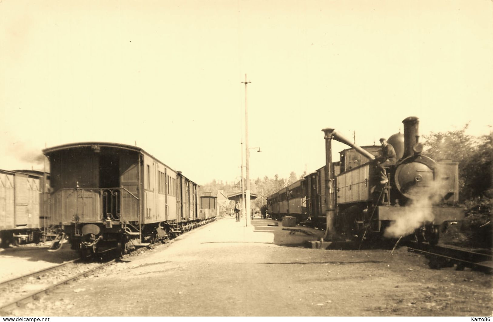 Callac * Carte Photo * Gare , La Ligne Guingamp Carhaix * Chemin De Fer * Train Locomotive Machine * 1948 - Callac