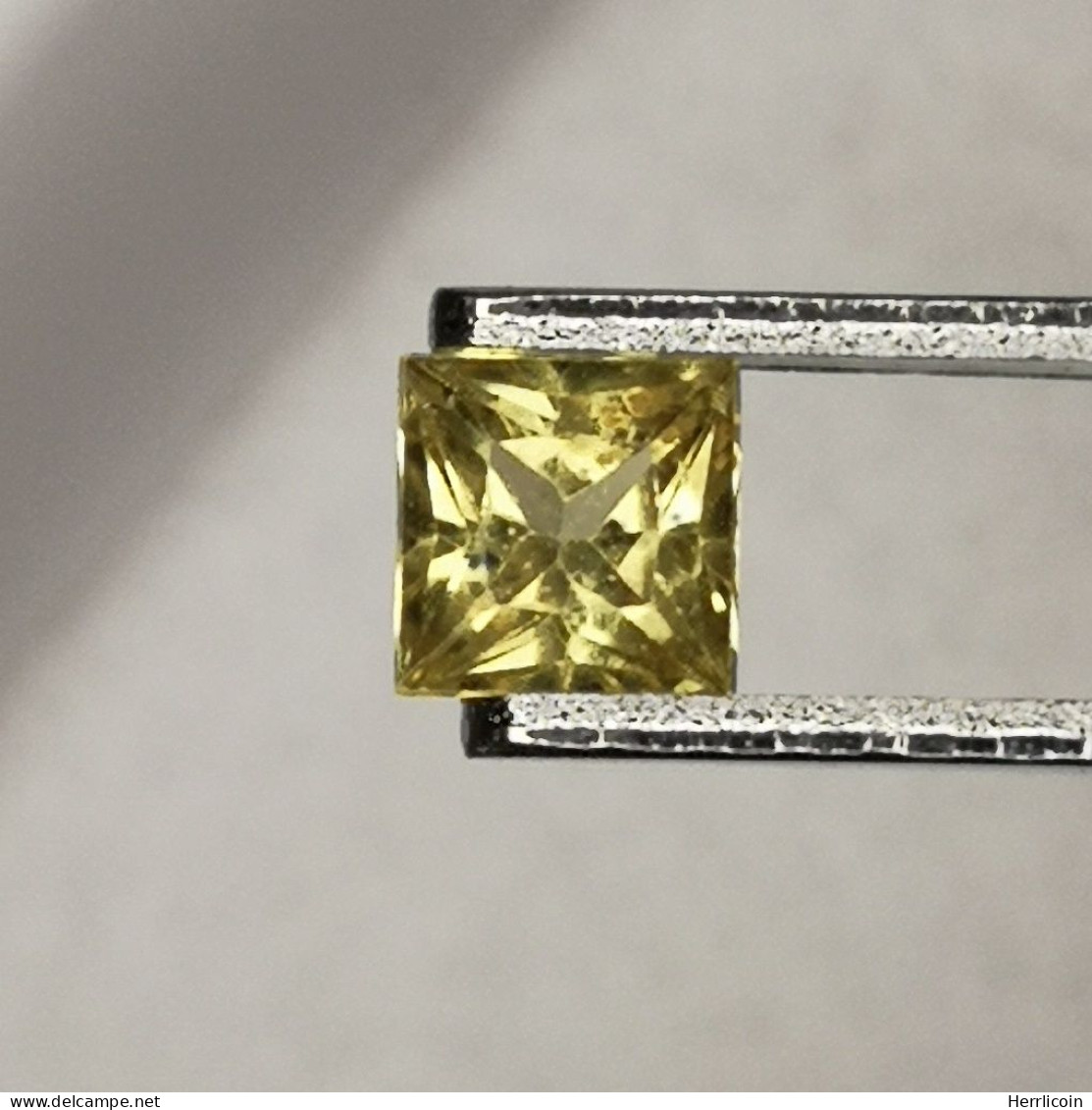 Saphir Jaune Traité (BE) De Madagascar - Carré 0.38 Carat - 3.7 X 3.7 X 2.7 Mm - Zaffiro