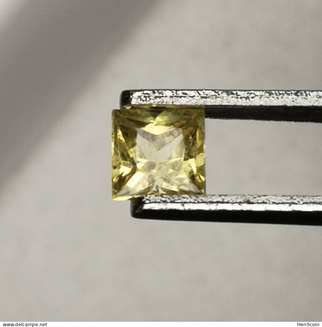 Saphir Jaune Traité (BE) De Madagascar - Carré 0.38 Carat - 3.7 X 3.7 X 2.7 Mm - Sapphire