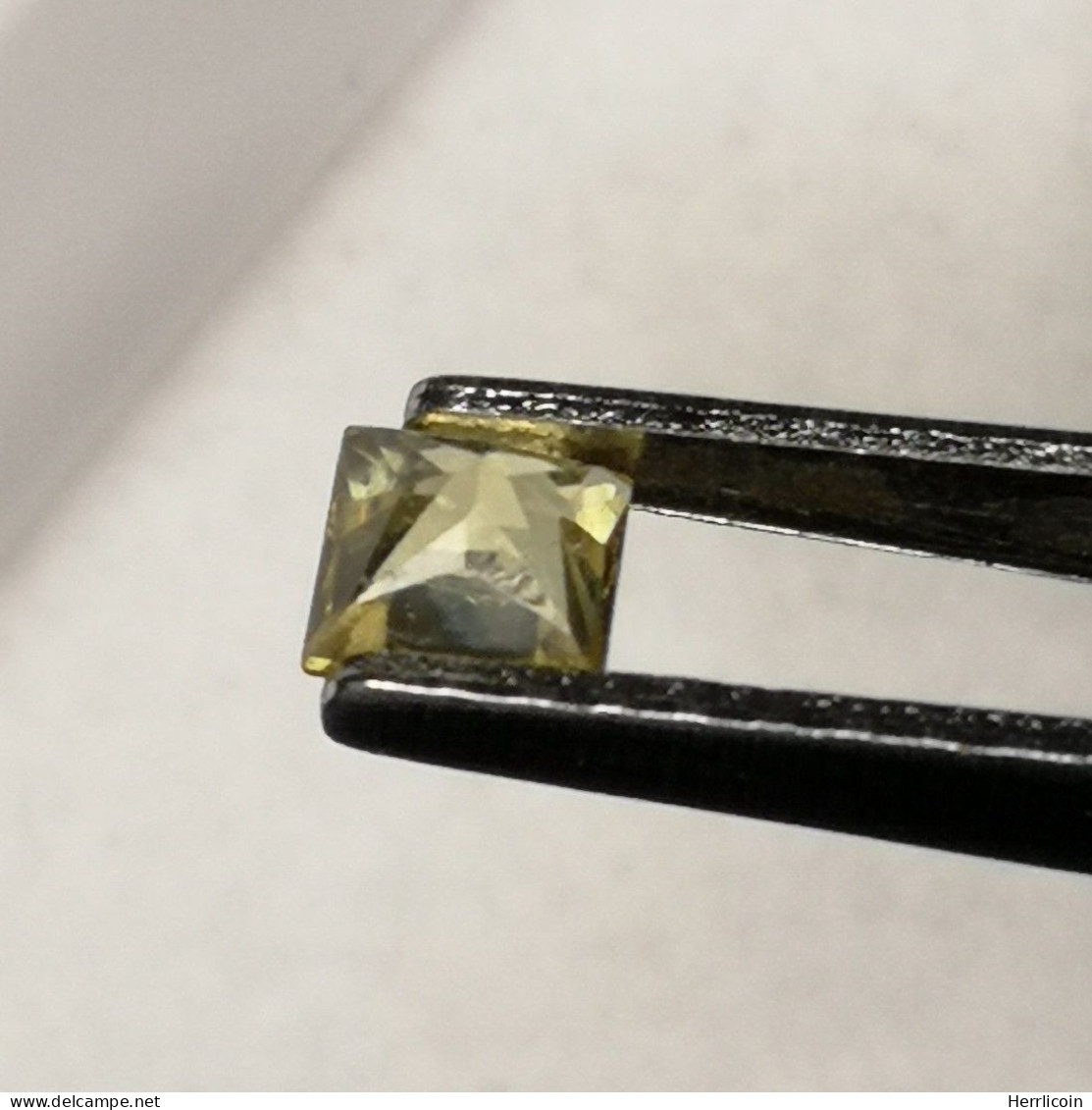 Saphir Jaune Traité (BE) De Madagascar - Carré 0.38 Carat - 3.7 X 3.7 X 2.7 Mm - Zaffiro