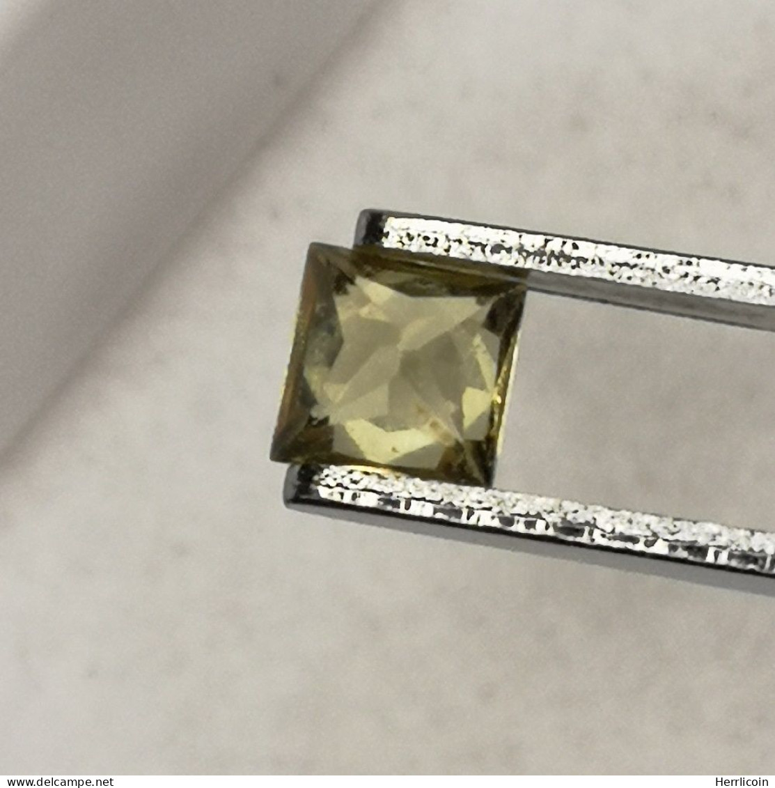 Saphir Jaune Traité (BE) De Madagascar - Carré 0.38 Carat - 3.7 X 3.7 X 2.7 Mm - Zafiro