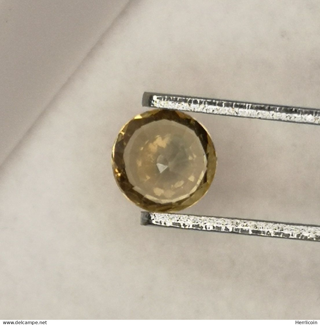 Saphir Jaune Traité (BE) De Madagascar - Rond 0.59 Carat - 4.8 X 2.6 Mm - Sapphire