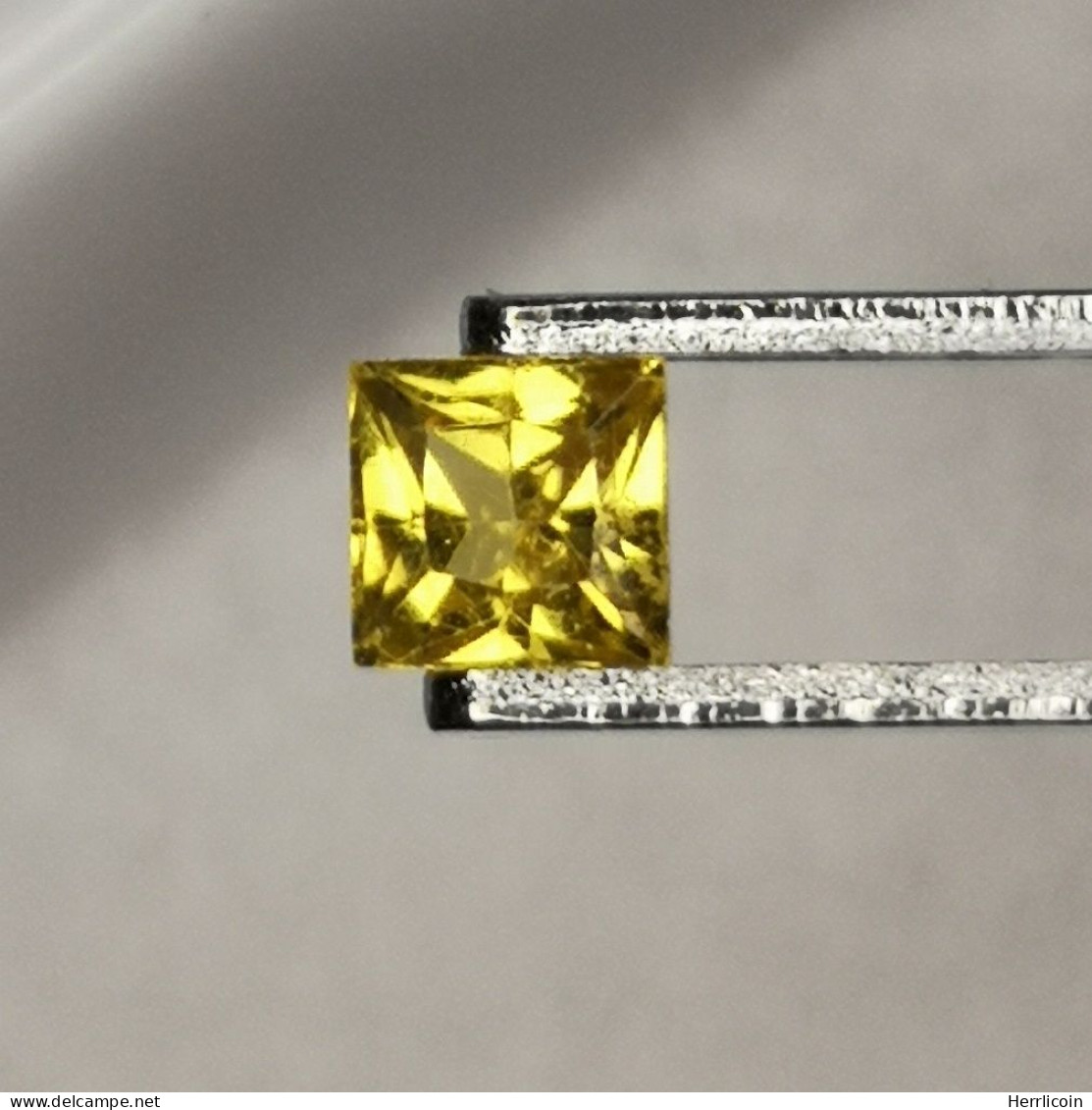 Saphir Jaune Traité (BE) De Madagascar - Carré 0.38 Carat - 3.5 X 3.5 X 2.6 Mm - Zafiro