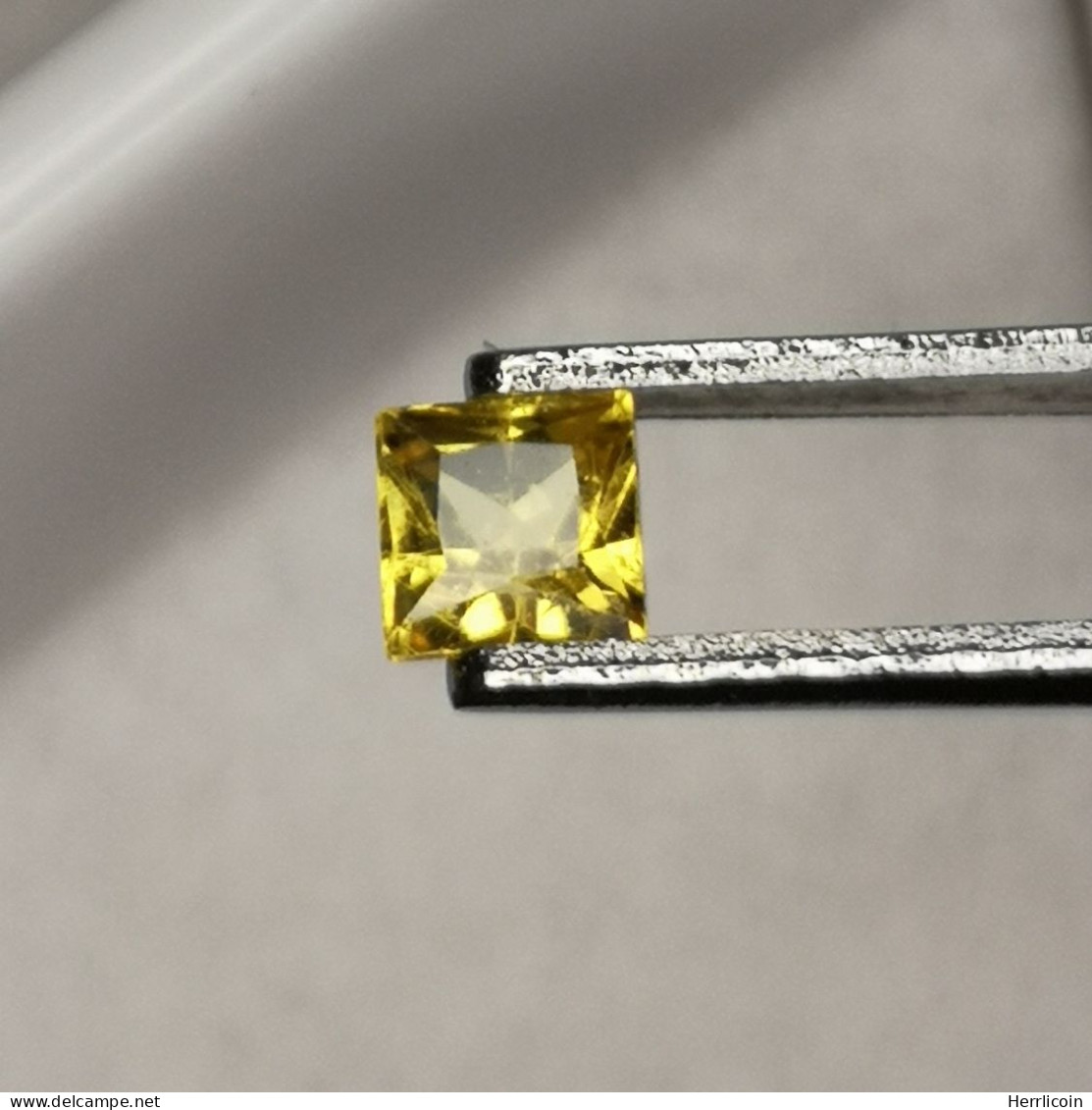 Saphir Jaune Traité (BE) De Madagascar - Carré 0.38 Carat - 3.5 X 3.5 X 2.6 Mm - Saphir