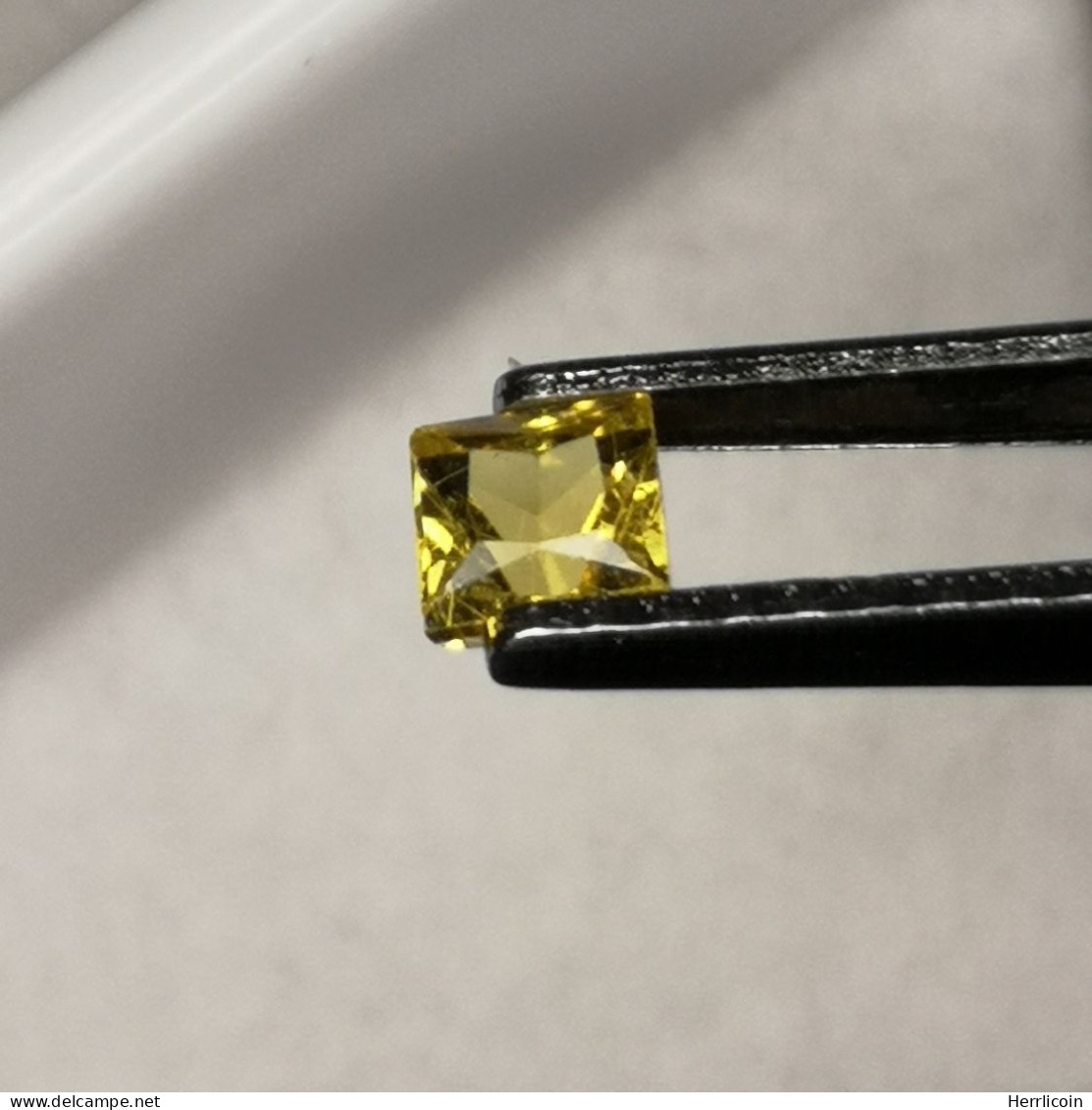 Saphir Jaune Traité (BE) De Madagascar - Carré 0.38 Carat - 3.5 X 3.5 X 2.6 Mm - Sapphire