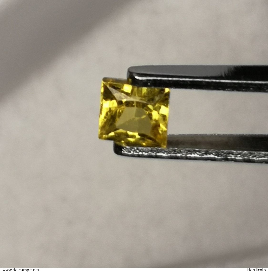 Saphir Jaune Traité (BE) De Madagascar - Carré 0.38 Carat - 3.5 X 3.5 X 2.6 Mm - Sapphire