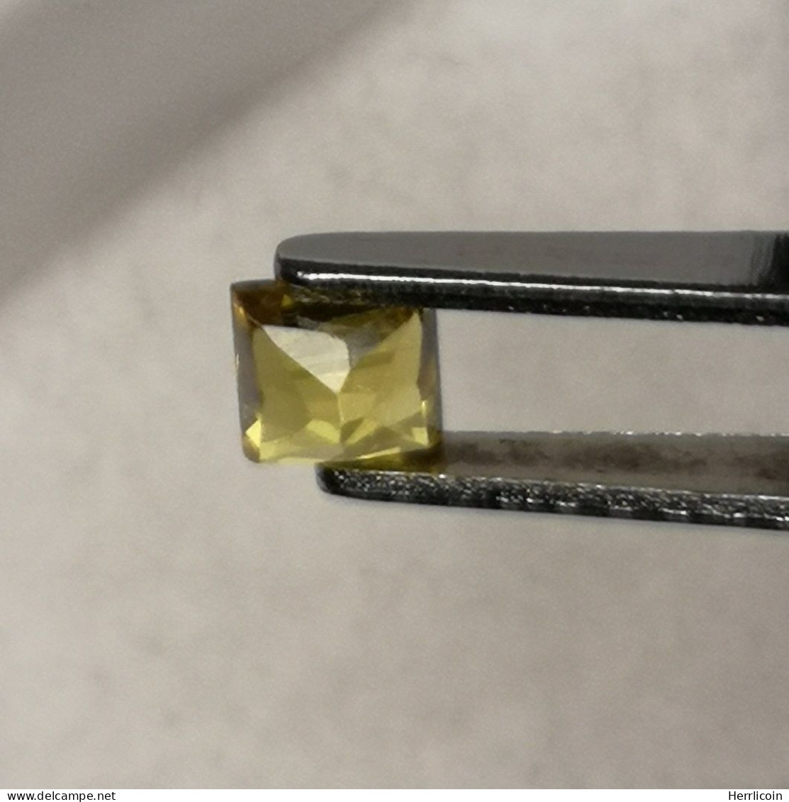 Saphir jaune traité (BE) de Madagascar - Carré 0.38 Carat - 3.5 x 3.5 x 2.6 mm