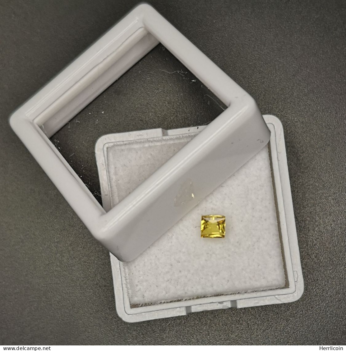 Saphir jaune traité (BE) de Madagascar - Carré 0.38 Carat - 3.5 x 3.5 x 2.6 mm