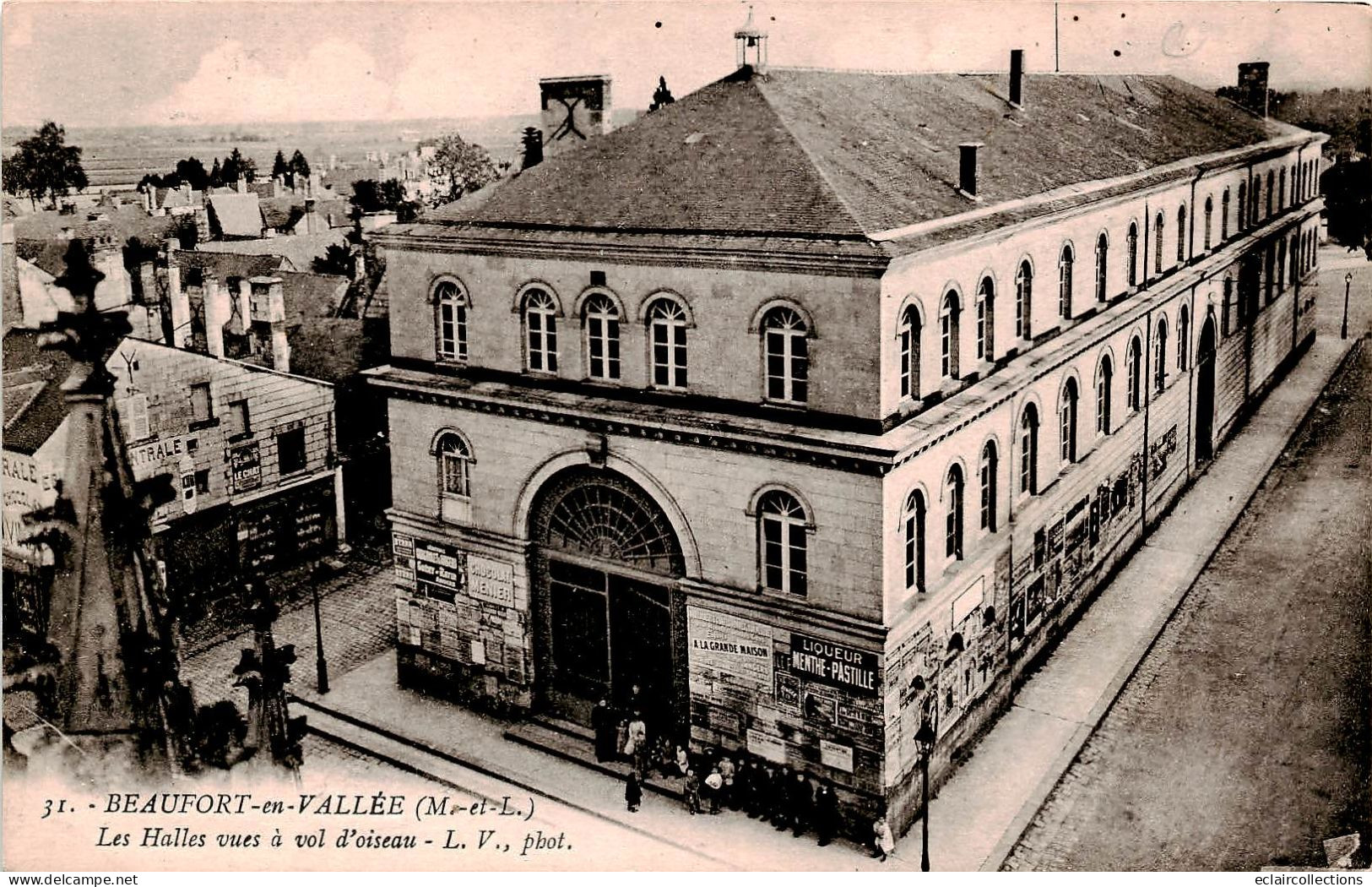 Beaufort En  Vallée       49        Les Halles Vues à Vol D'oiseau  N° 31       (voir Scan) - Other & Unclassified