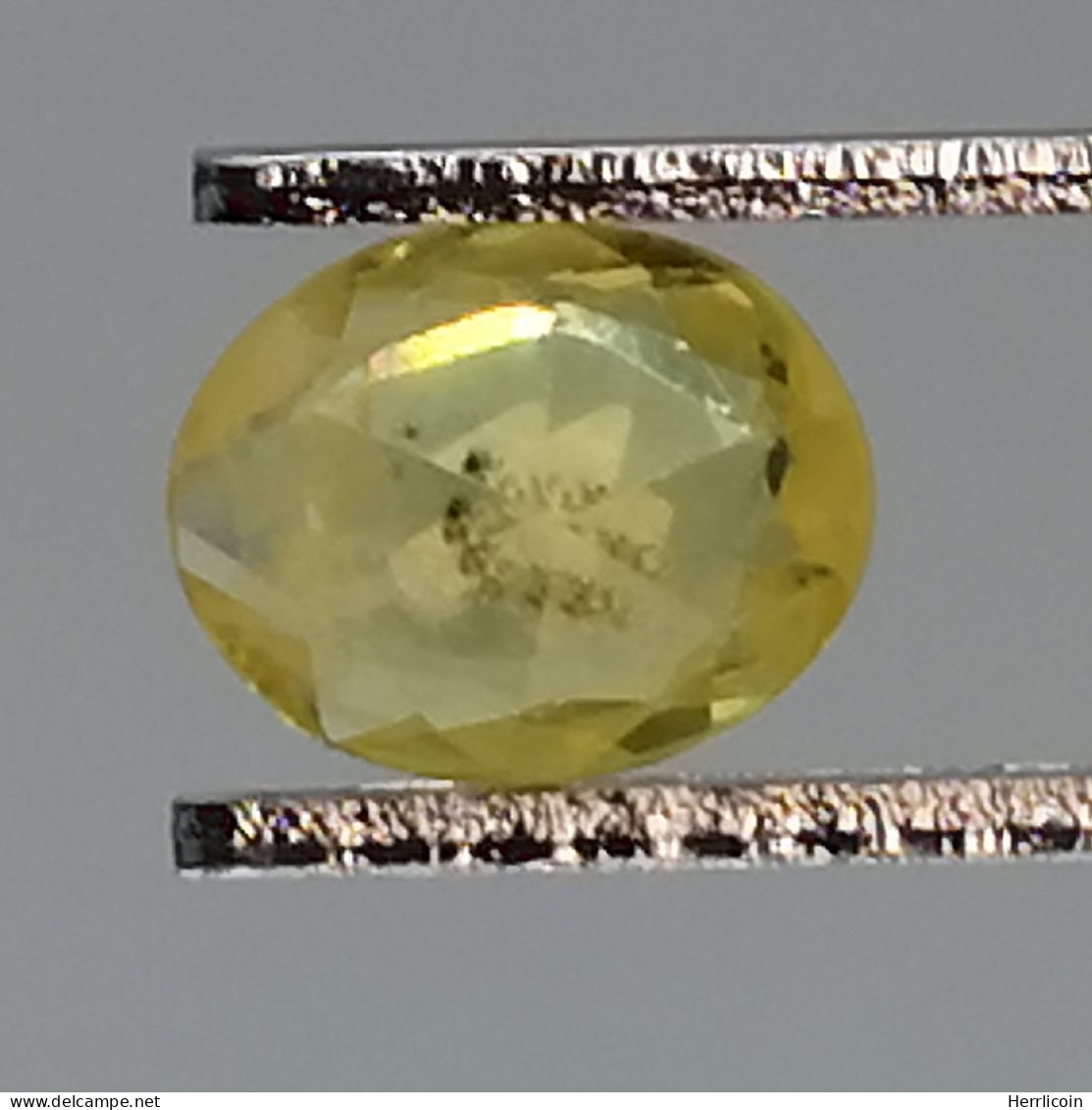 Saphir jaune traité (BE) de Thaïlande - Ovale 0.66 Carat - 6.2 x 5.0 x 2.4 mm