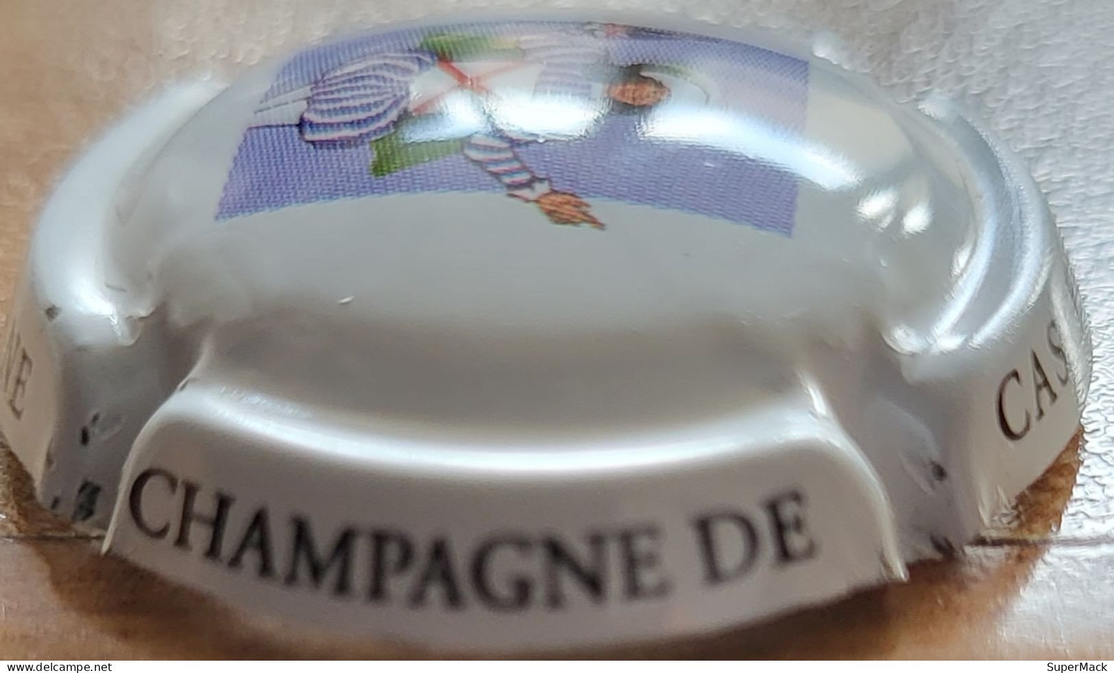 Capsule Champagne DE CASTELLANE Série Mousquetaire, Ecriture Sur Contour, Blanc, N°087c - De Castellane