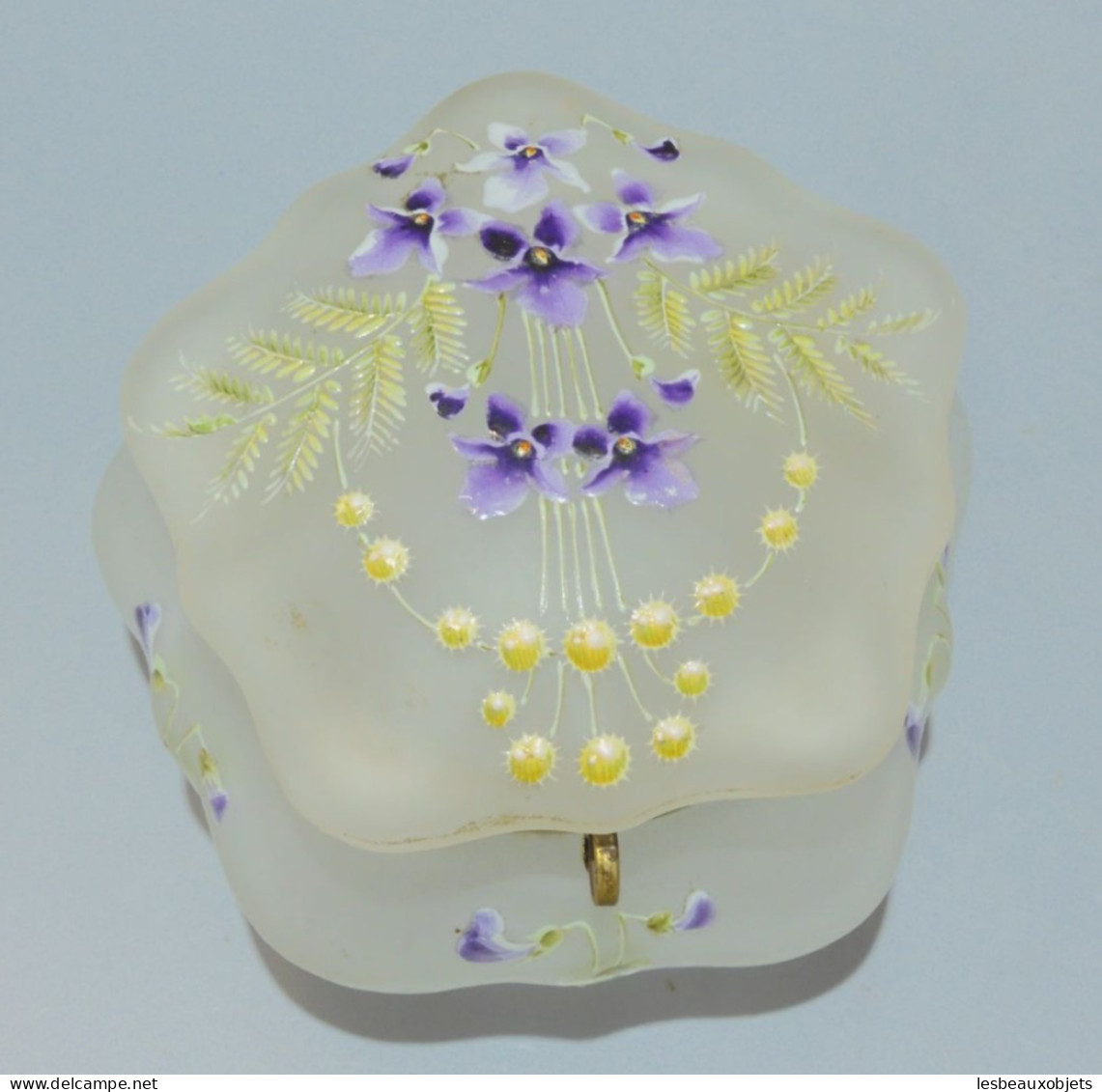 -ANCIENNE SUPERBE BOITE BONBONNIERE VERRE OPAQUE FLEURS EMAILLEES VIOLETTES      E - Scatole/Bauli