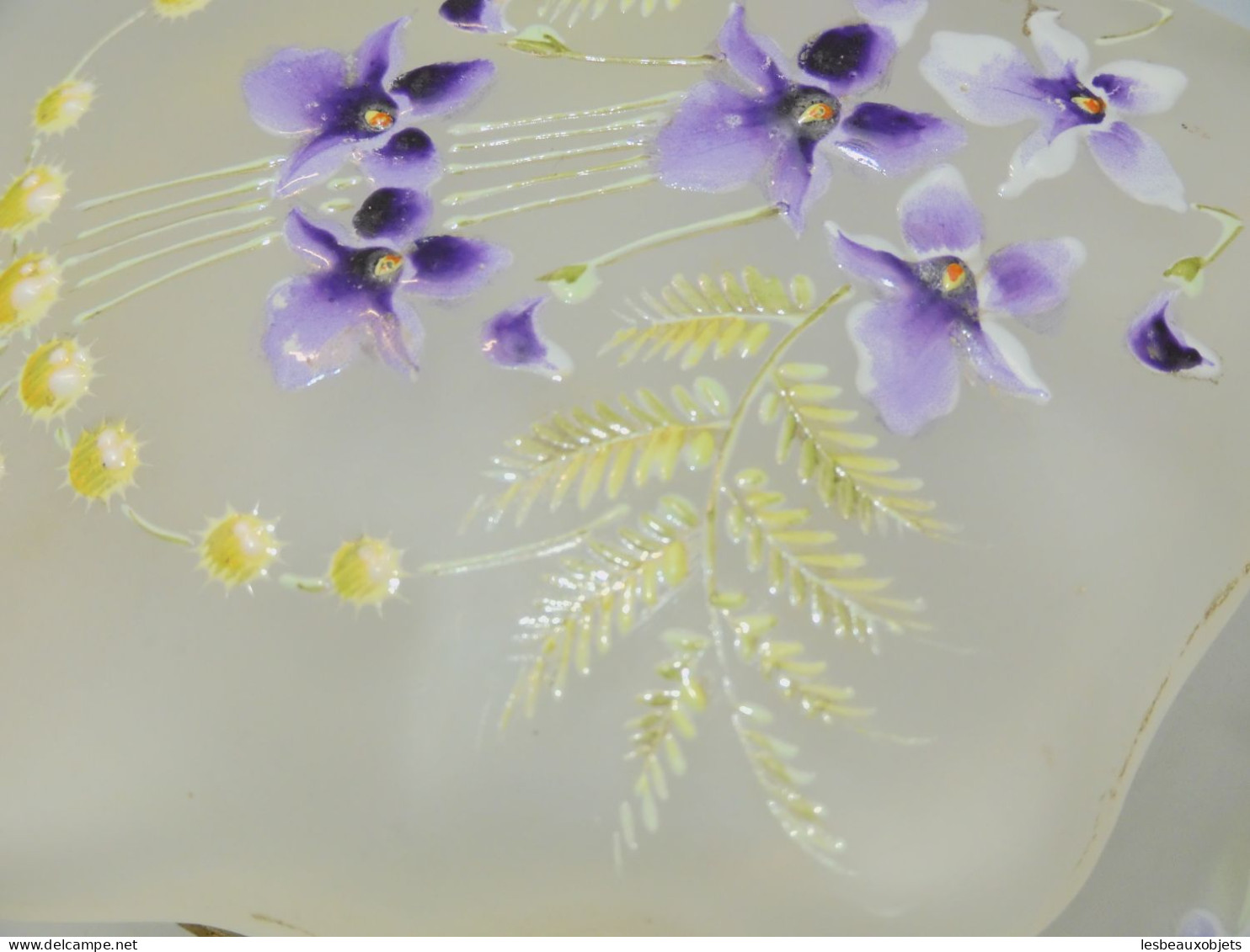 -ANCIENNE SUPERBE BOITE BONBONNIERE VERRE OPAQUE FLEURS EMAILLEES VIOLETTES      E