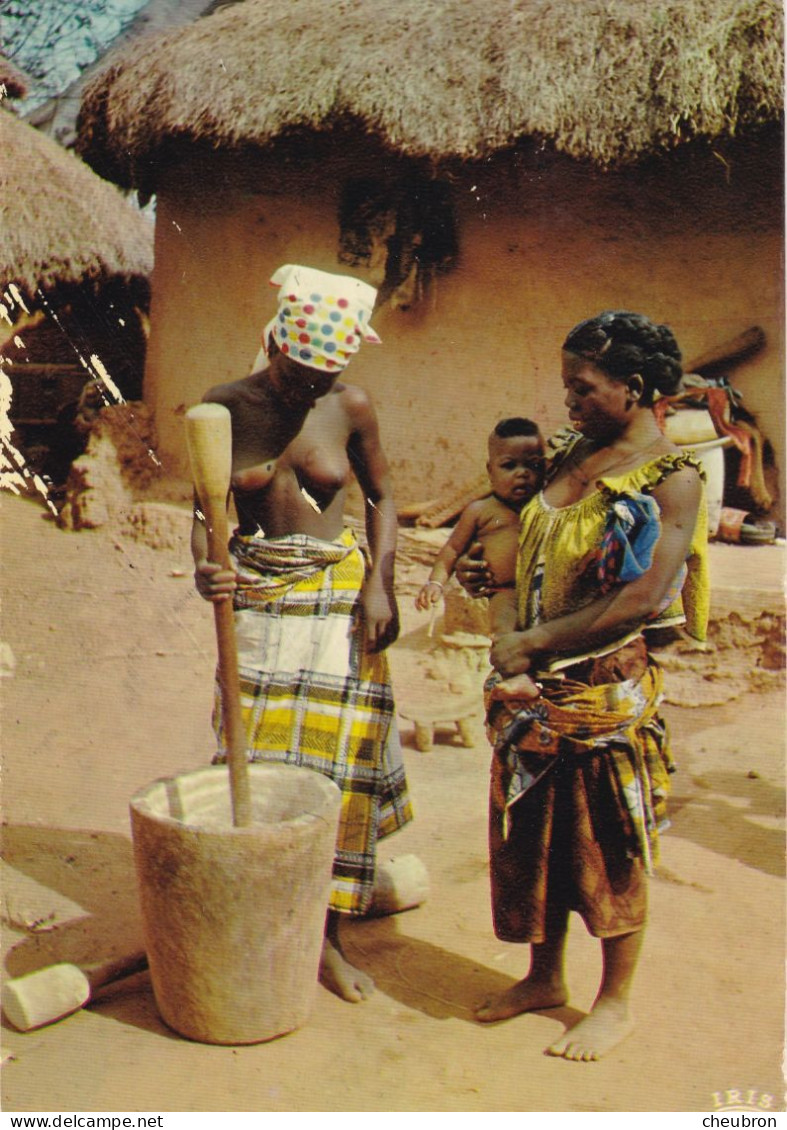 TOGO . CPSM.  FEMMES.  PILEUSES DE MIL. L'AFRIQUE EN COULEURS. ANNEE 1973 + TEXTE + TIMBRE - Togo