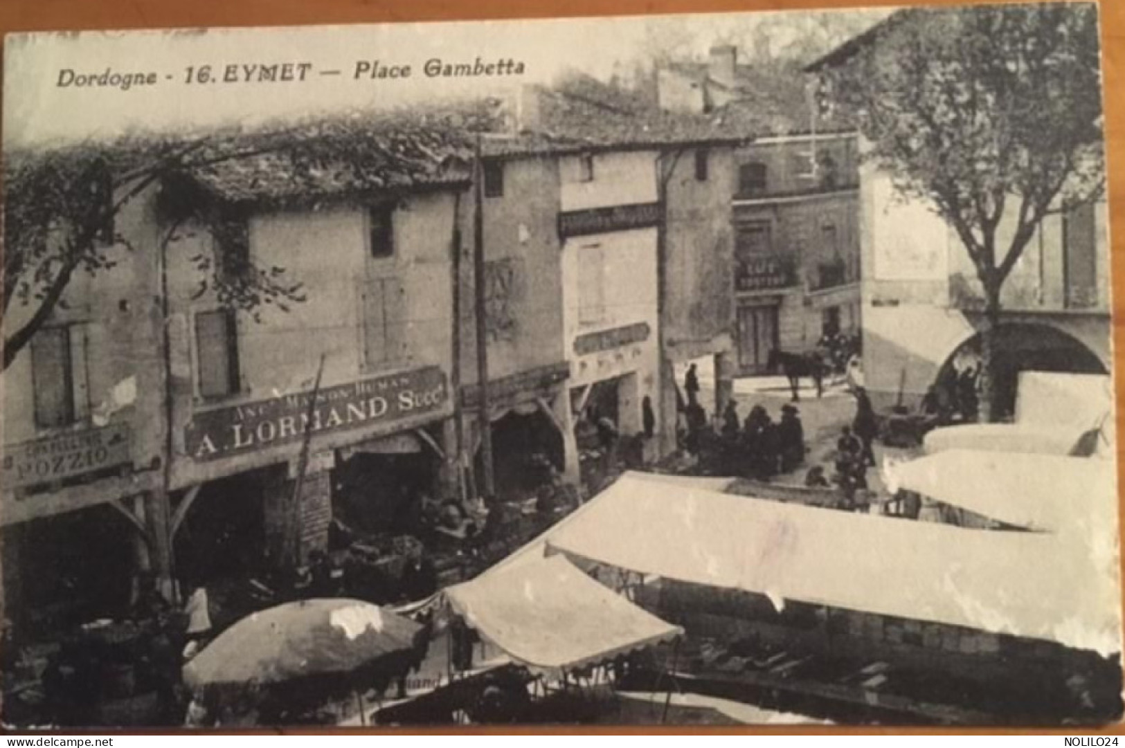 CPA 24 Eymet, Place Gambetta, Jour De Marché Animée, Enseignes Commerces Chapellerie Pozzio, Lormand - Eymet