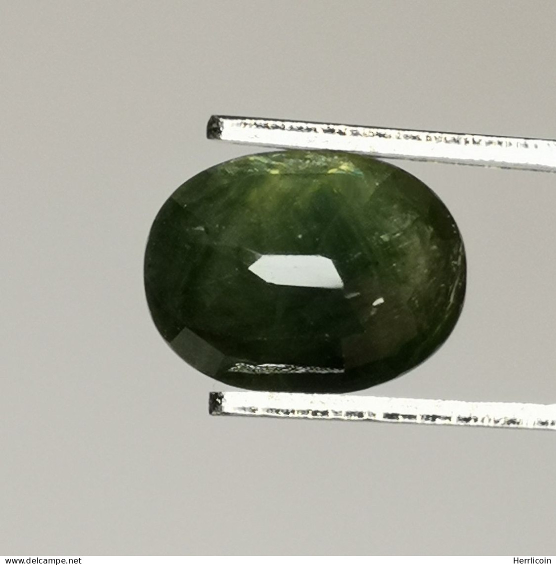 Saphir vert traité (BE) de Thaïlande - Ovale 2.18 Carats - 8.8 x 6.6 x 3.9 mm