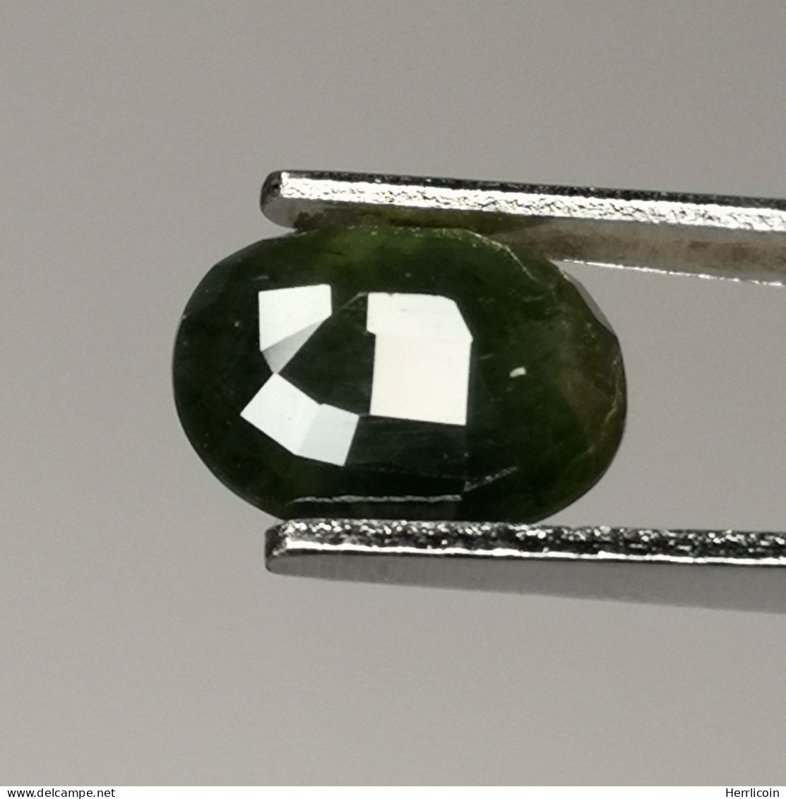 Saphir vert traité (BE) de Thaïlande - Ovale 2.18 Carats - 8.8 x 6.6 x 3.9 mm