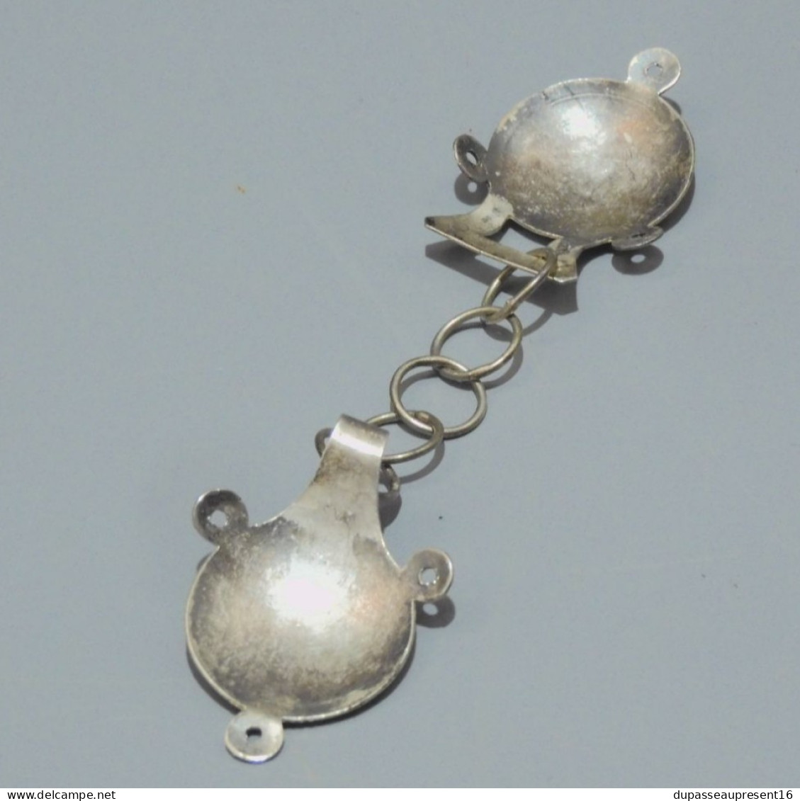 -BELLES ANCIENNES BOUCLES de CAPE ARGENT Poinçon Crabe + Orfèvre Vitrine  E