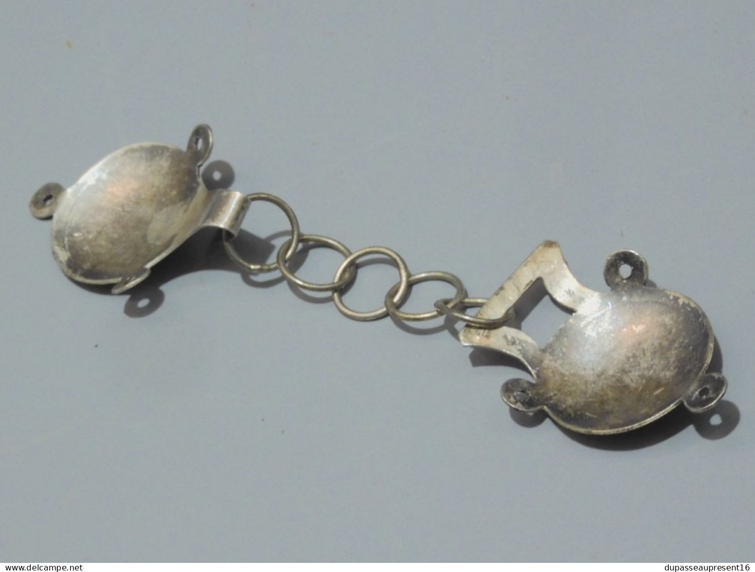 -BELLES ANCIENNES BOUCLES de CAPE ARGENT Poinçon Crabe + Orfèvre Vitrine  E