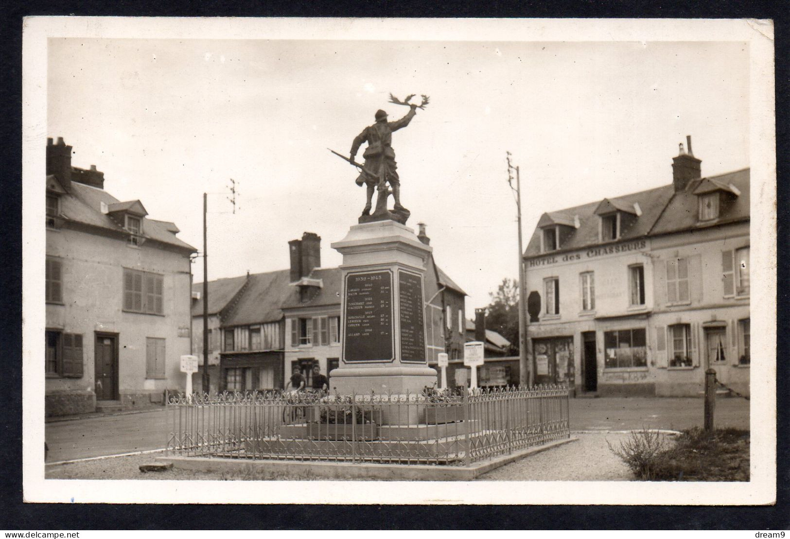 60 SONGEONS - Le Monument Aux Morts - Songeons