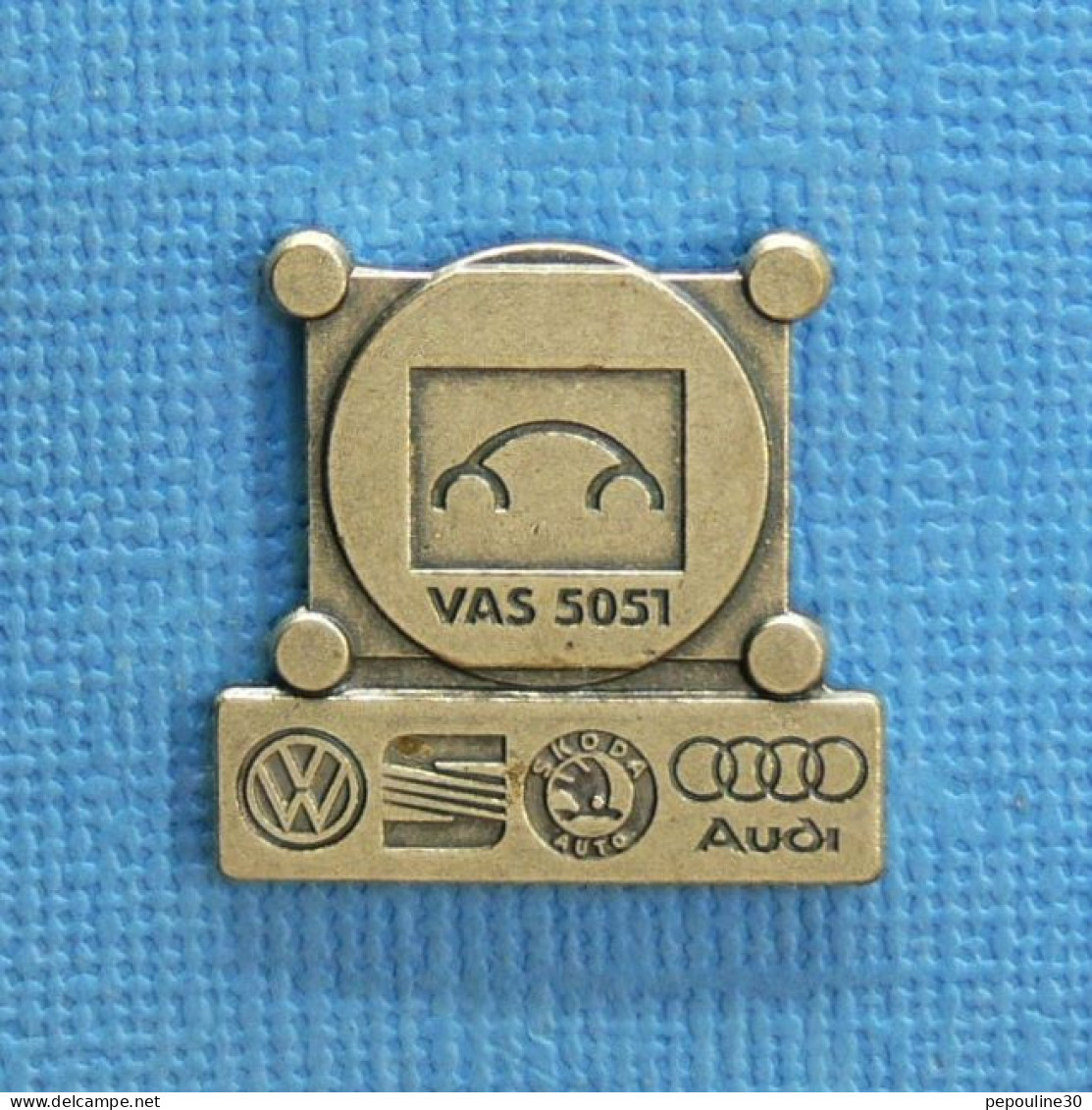 1 PIN'S /  ** VOLKSWAGEN - NEW BEETLE / AUDI / SEAT / SKODA / SYSTÈME DIAGNOSTIC EMBARQUE VAS 5051 ** - Audi