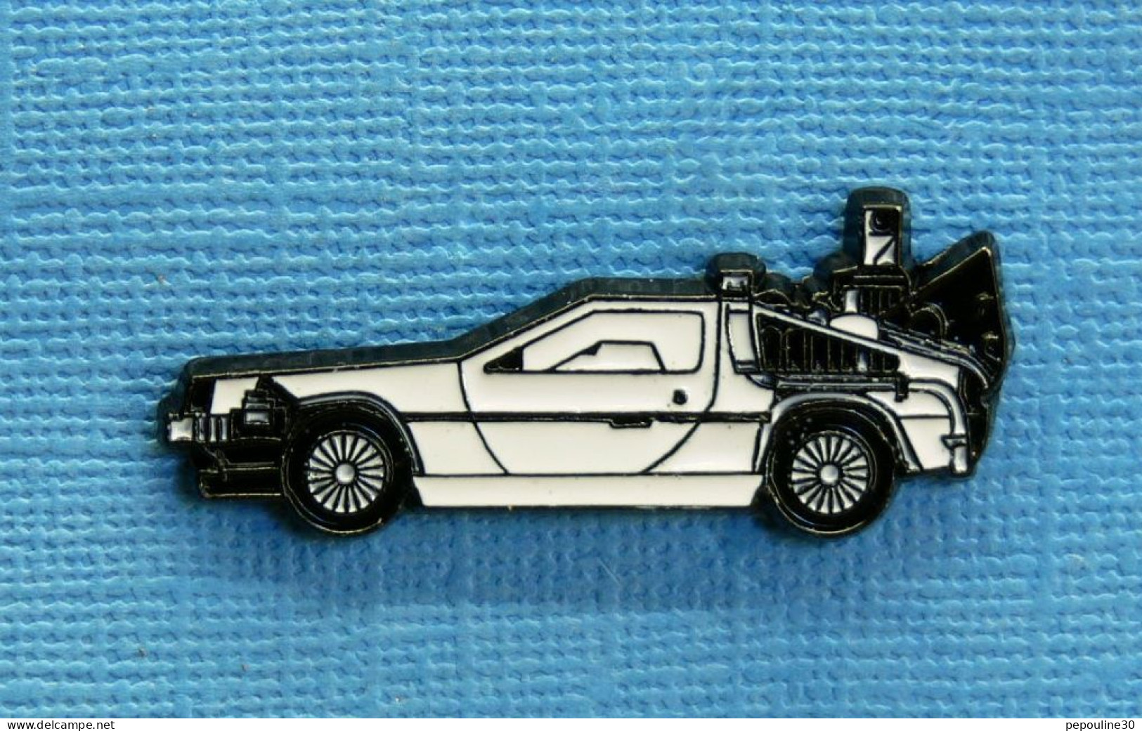 1 PIN'S /  ** RETOUR VERS LE FUTUR 2 / BACK TO THE FUTURE Part II / LA DELOREAN DMC-12 ** - Kino