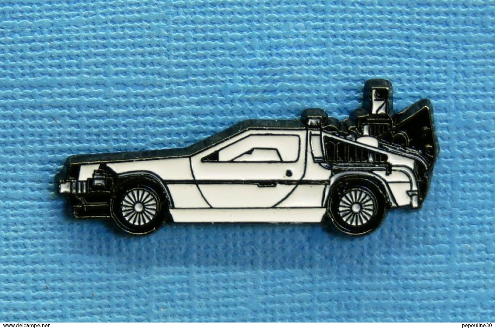 1 PIN'S /  ** RETOUR VERS LE FUTUR 2 / BACK TO THE FUTURE Part II / LA DELOREAN DMC-12 ** - Cinéma