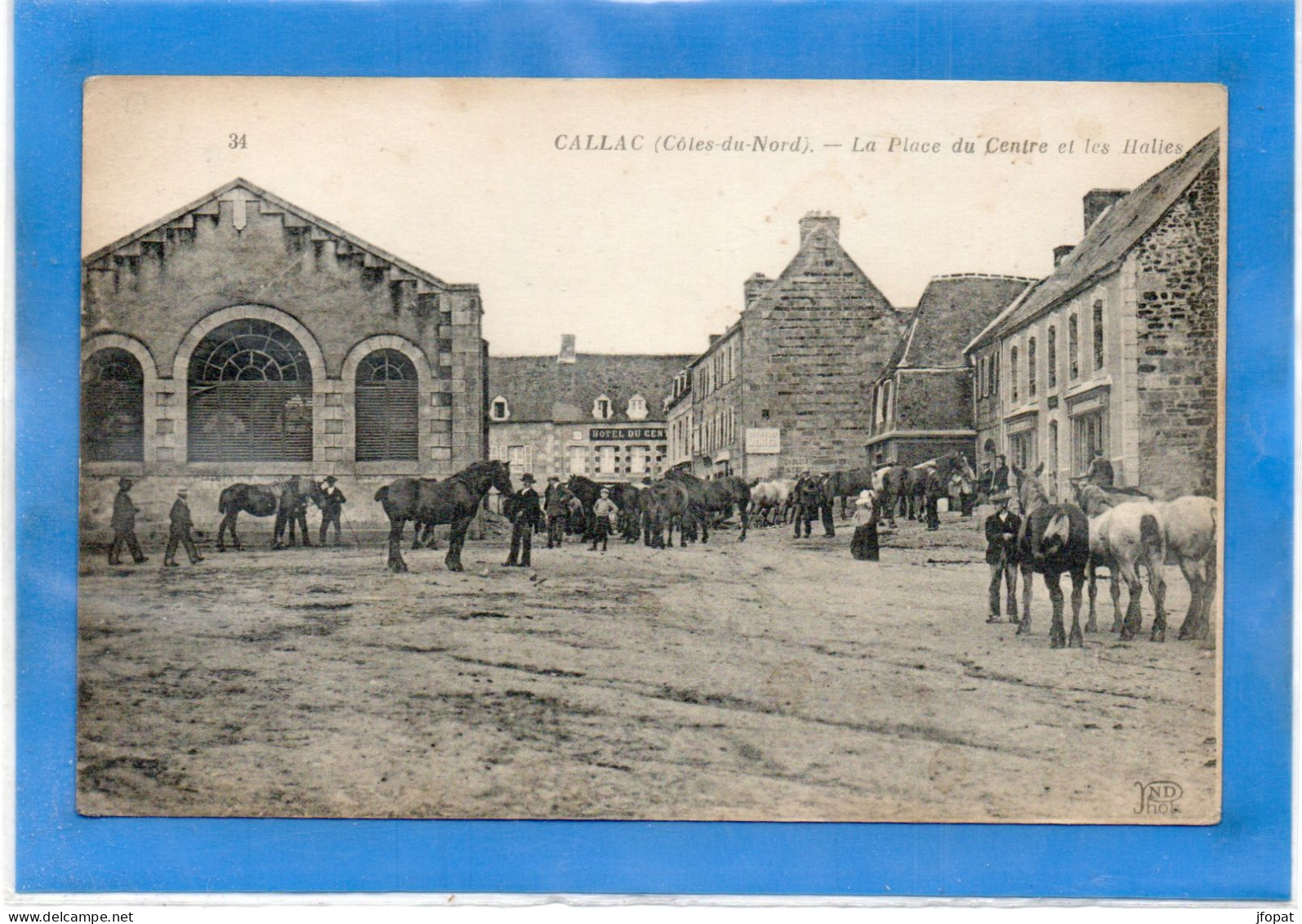 22 COTES D'ARMOR - CALLAC La Place Du Centre Et Les Halles, Marché Aux Chevaux (voir Description) - Callac