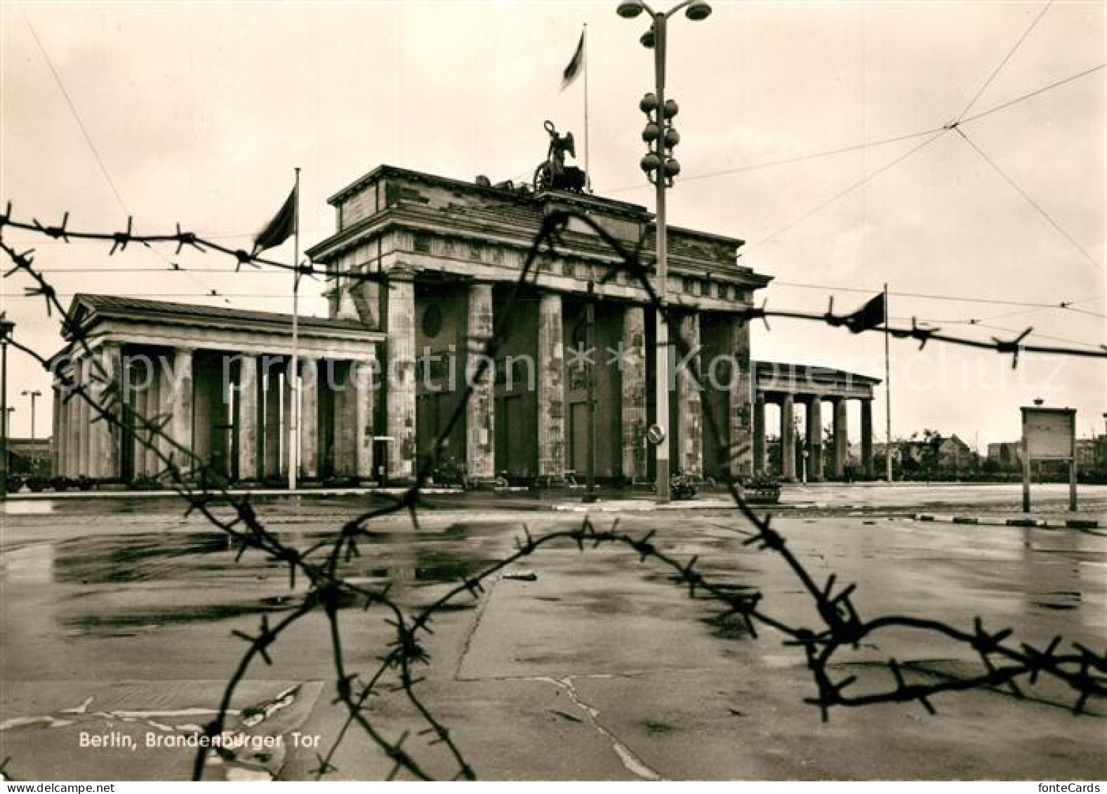 73257831 Brandenburgertor Berlin Stacheldraht  Brandenburgertor - Brandenburger Deur