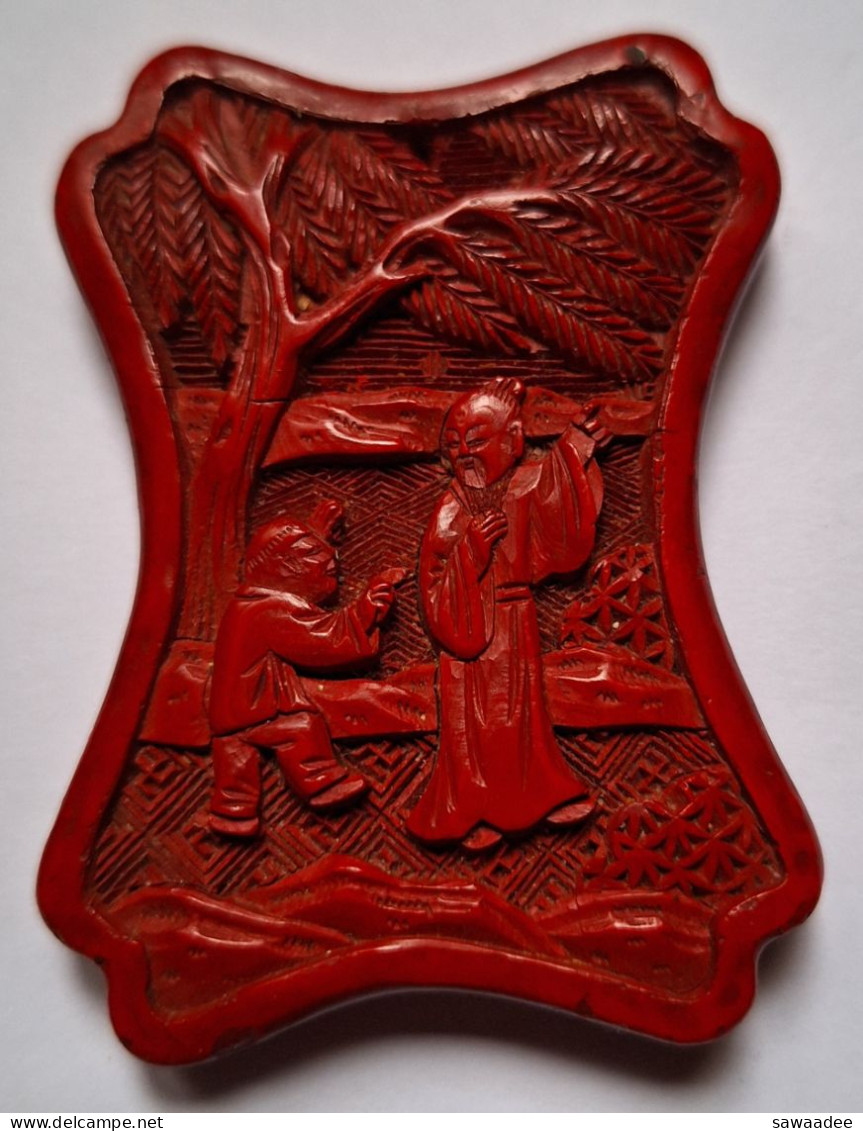 ART - CHINE - PLAQUETTE - ROUGE CINABRE - ENSEIGNEMENT - PROFESSEUR ET SON ELEVE - DIMENSIONS : 70 Mm X 45 Mm - Asian Art