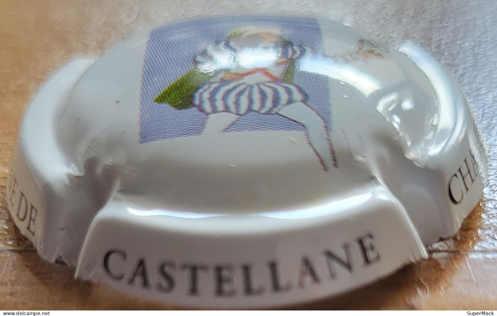 Capsule Champagne DE CASTELLANE Série Mousquetaire, Ecriture Sur Contour, Blanc, N°087e - De Castellane