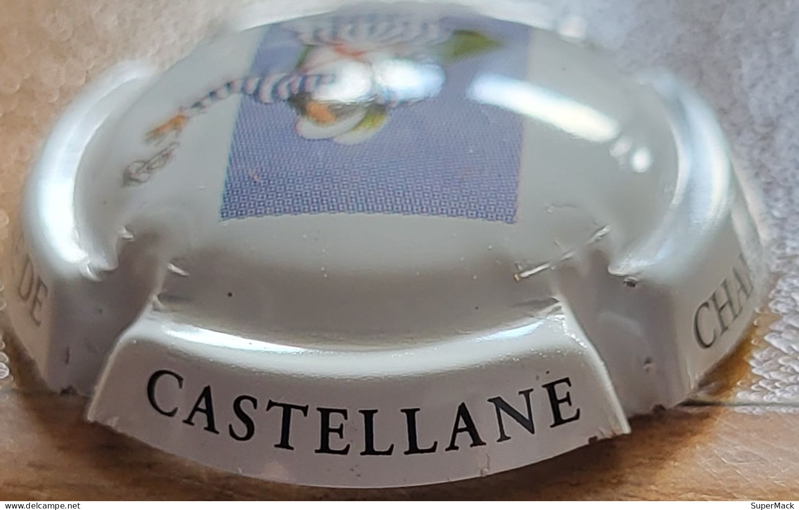 Capsule Champagne DE CASTELLANE Série Mousquetaire, Ecriture Sur Contour, Blanc, N°087e - De Castellane