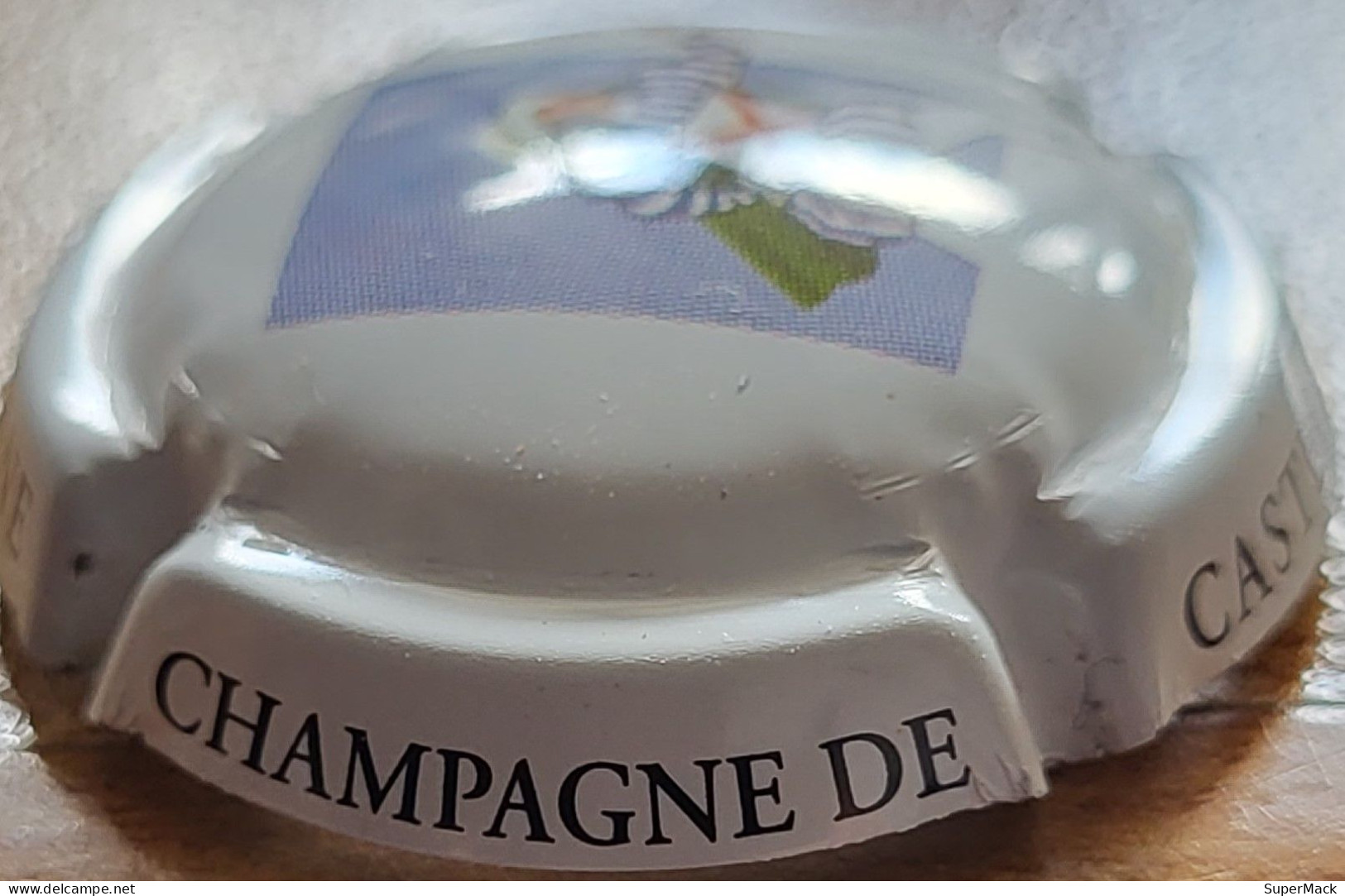 Capsule Champagne DE CASTELLANE Série Mousquetaire, Ecriture Sur Contour, Blanc, N°087e - De Castellane