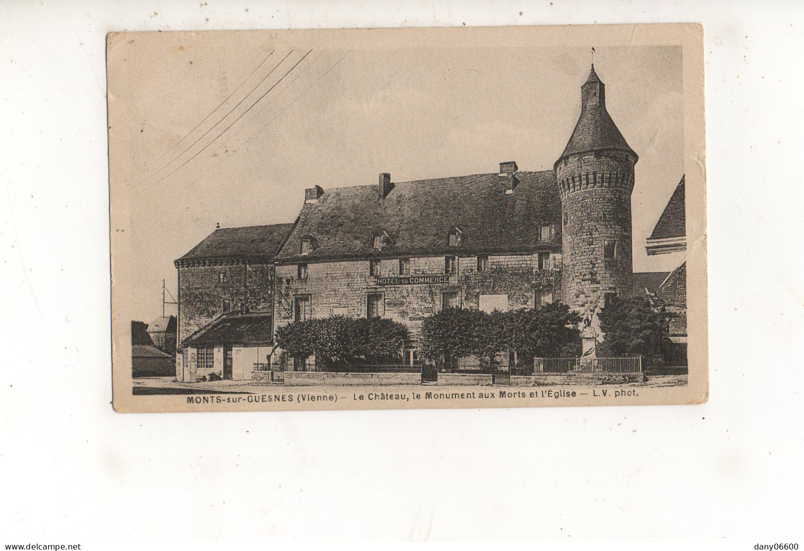 MONTS SUR GUESNES - Le Château, Le Monument Aux Morts Et L'Eglise - Monts Sur Guesnes