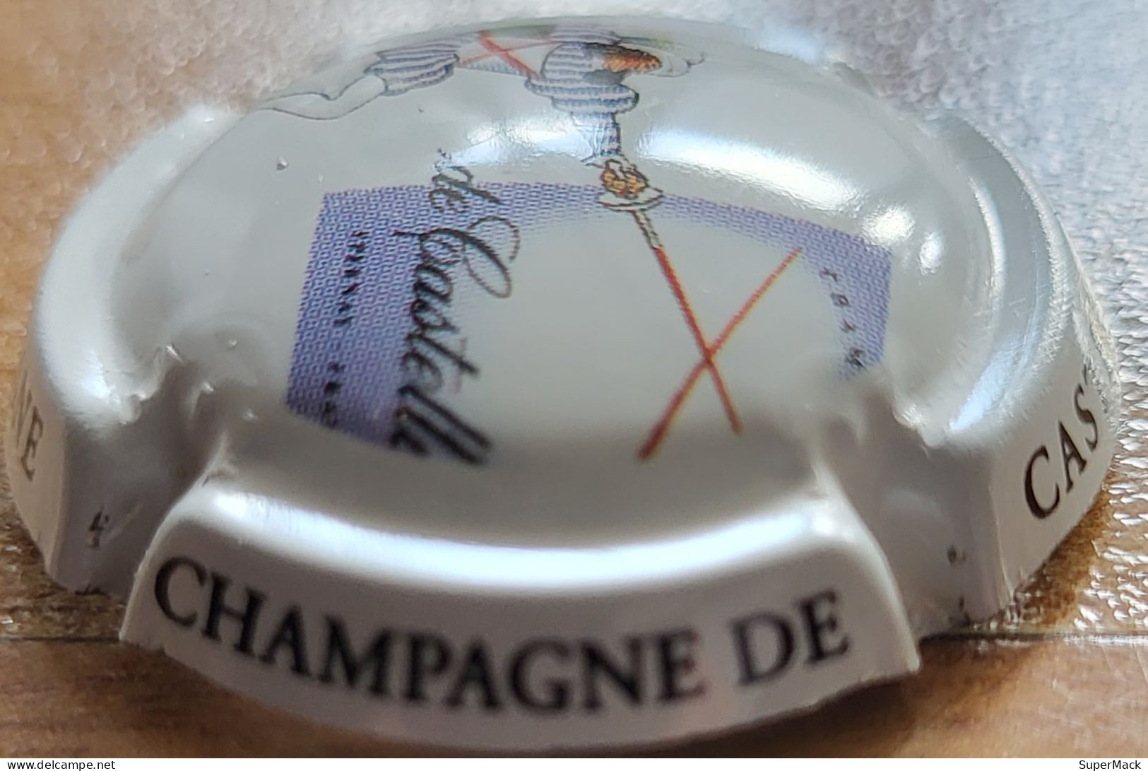 Capsule Champagne DE CASTELLANE Série Mousquetaire, Ecriture Sur Contour, Blanc, N°087g - De Castellane